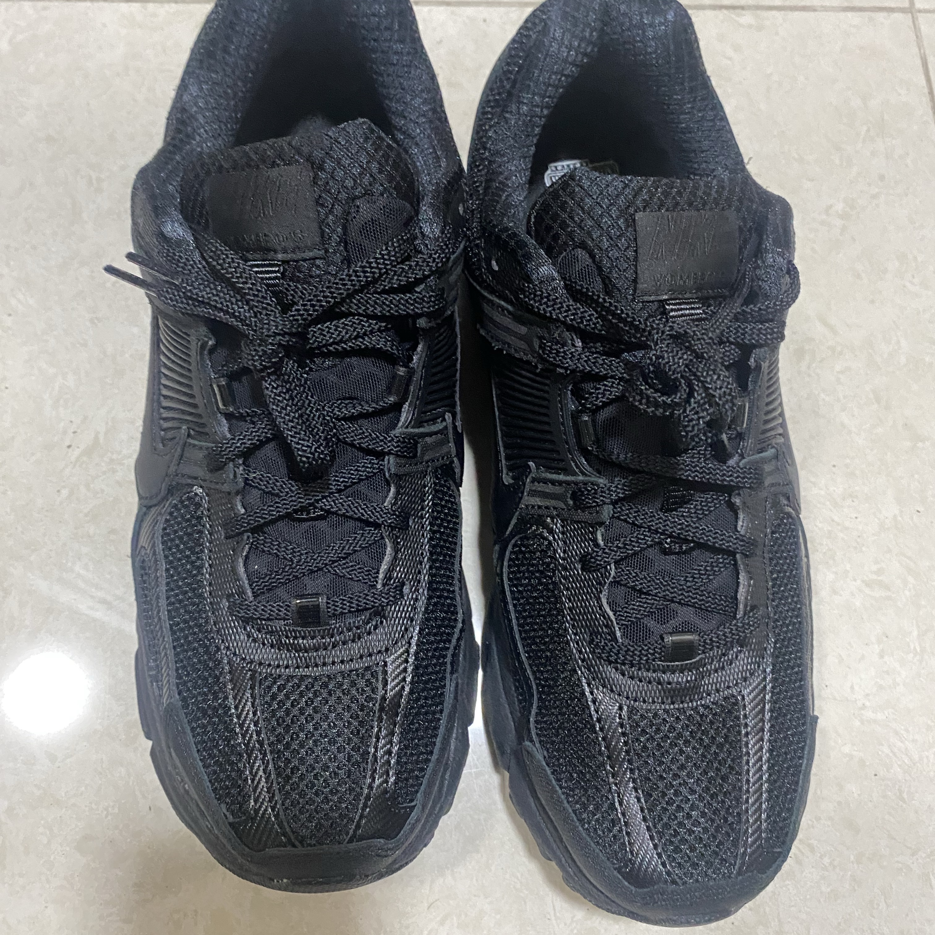 Nike Zoom Vomero 5 SP Black 착용 스타일 - 2