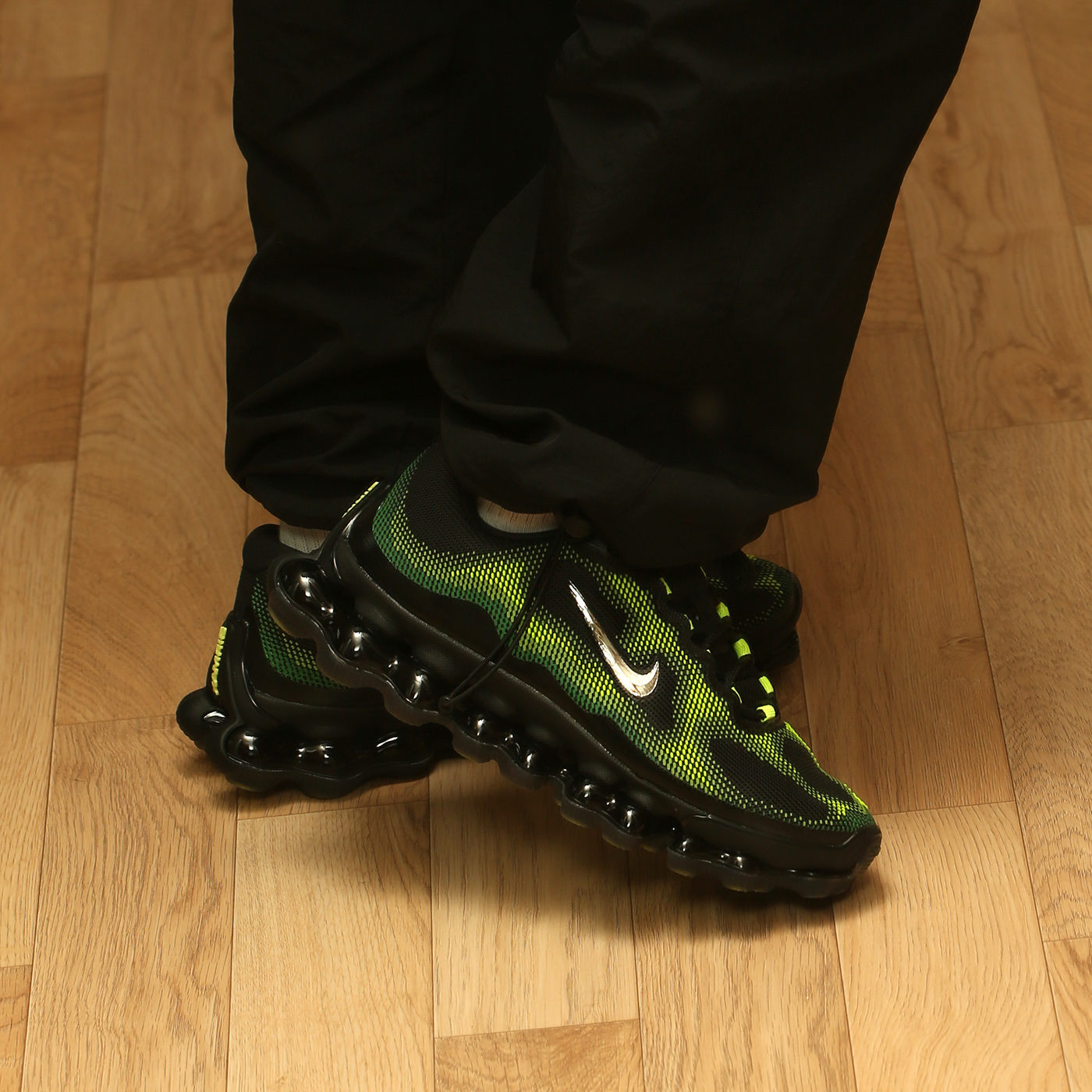 Nike Air Liquid Max Radiant Green and Green Apple 착용 스타일 - 3