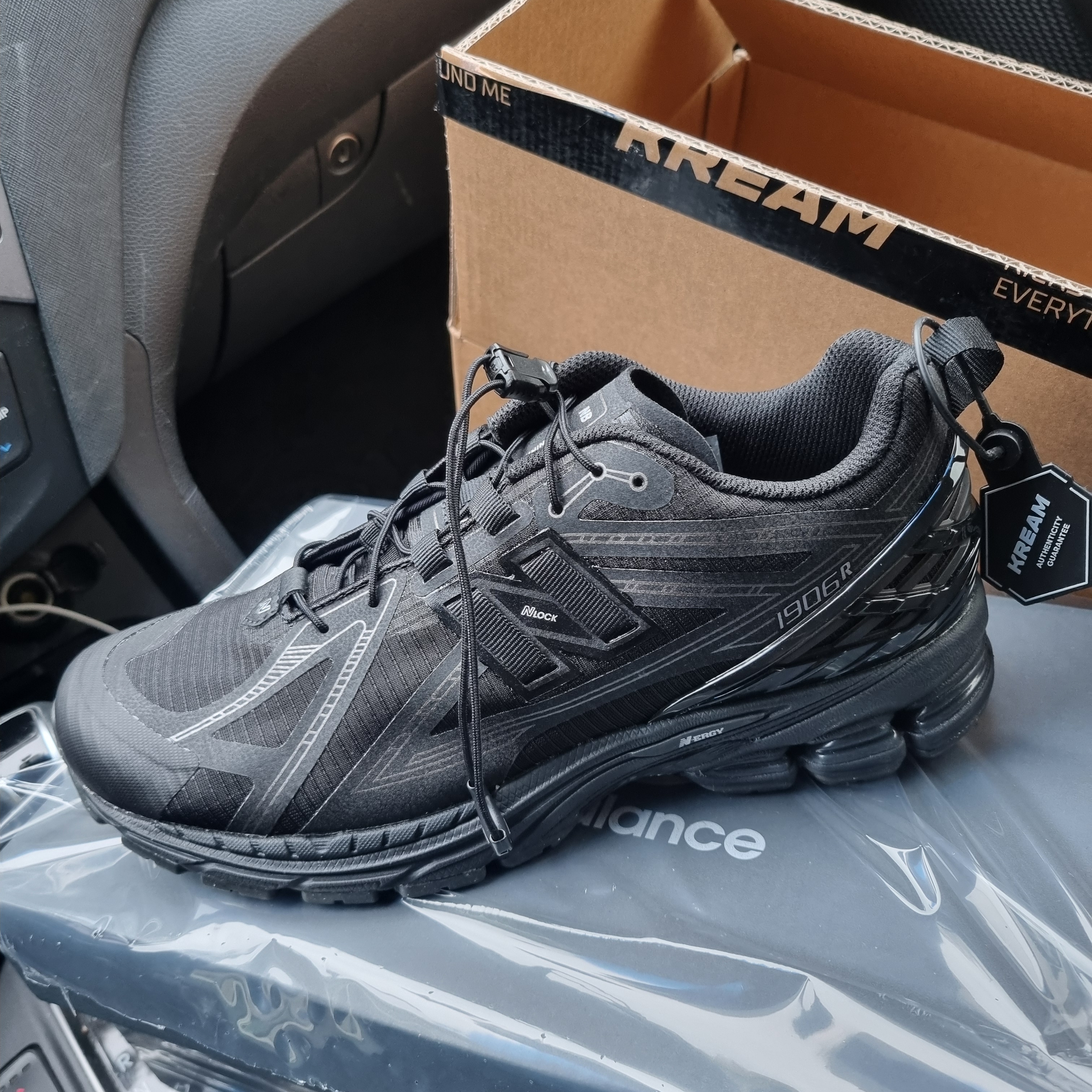 New Balance 1906R Black Dark Silver Metalic 착용 스타일