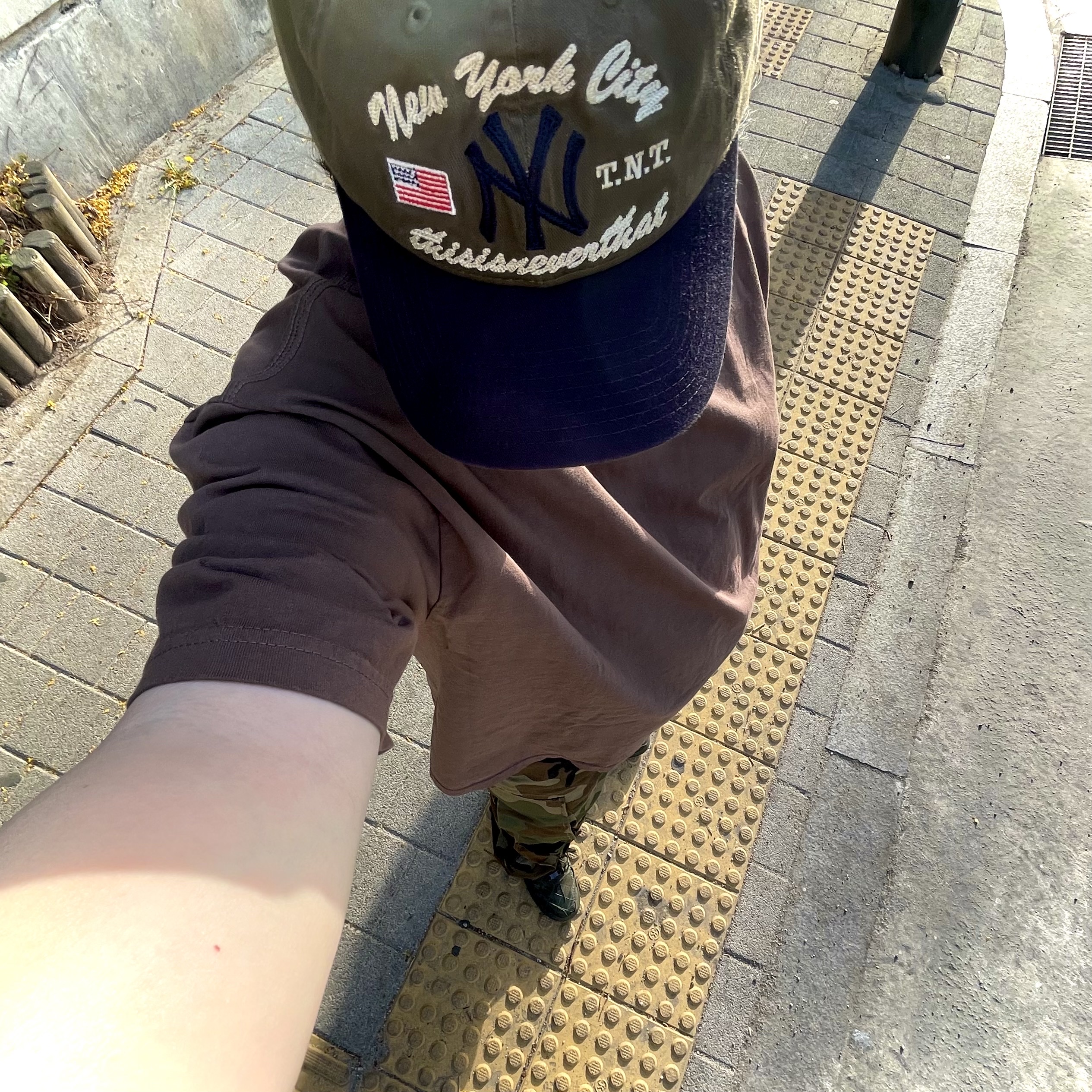 Shaka Wear 7.5oz Garment Dye Drop Shoulder Mocha 착용 스타일