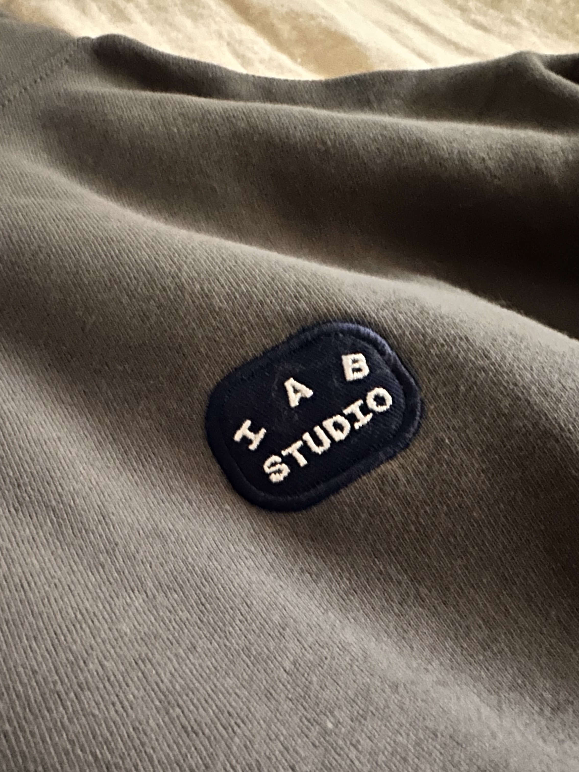 IAB Studio IAB Patch Hoodie Gray 착용 스타일 - 2