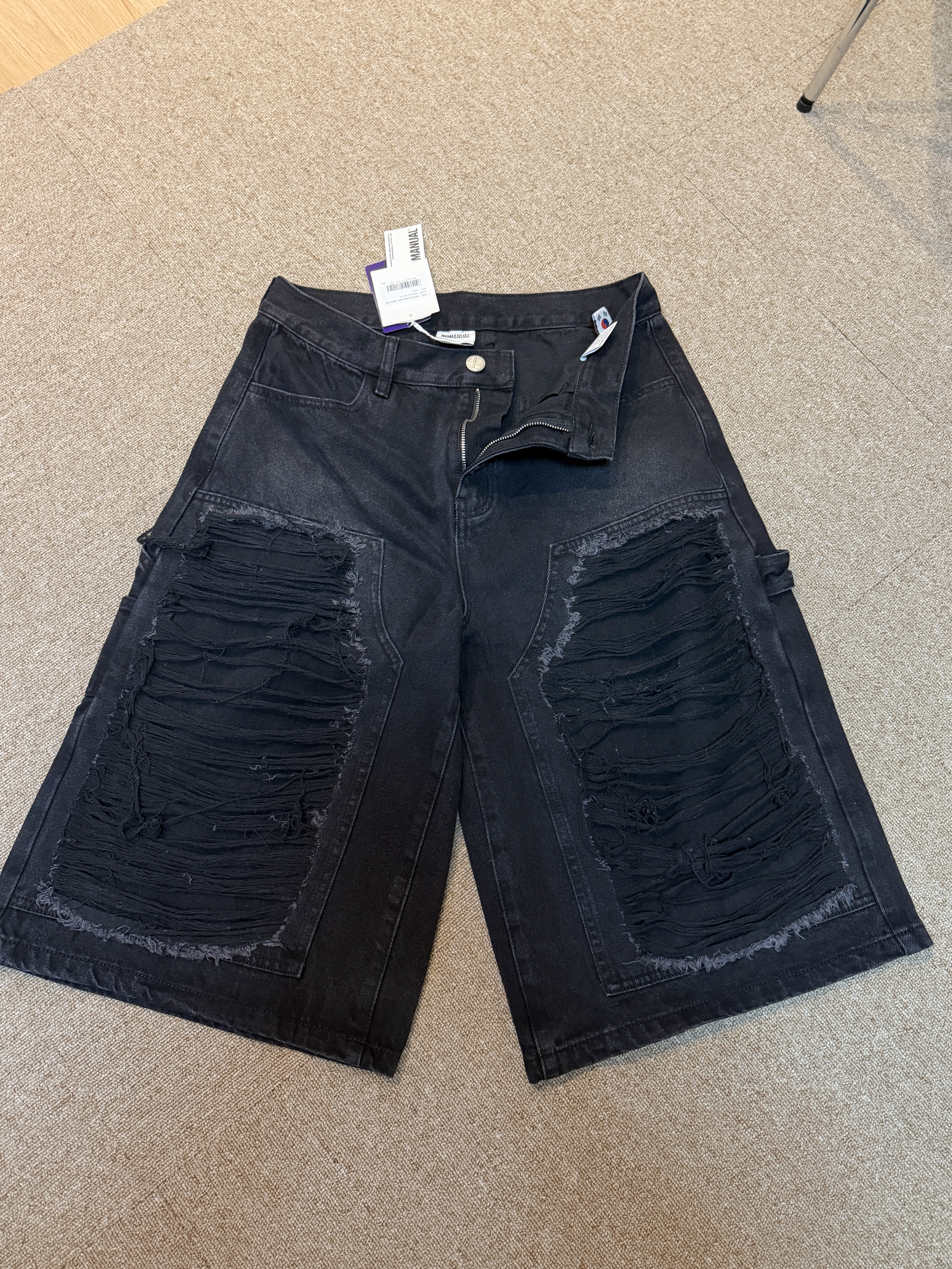 [KREAM 단독] NOMANUAL Destroyed Bermuda Pants Washed Black 착용 스타일 - 9