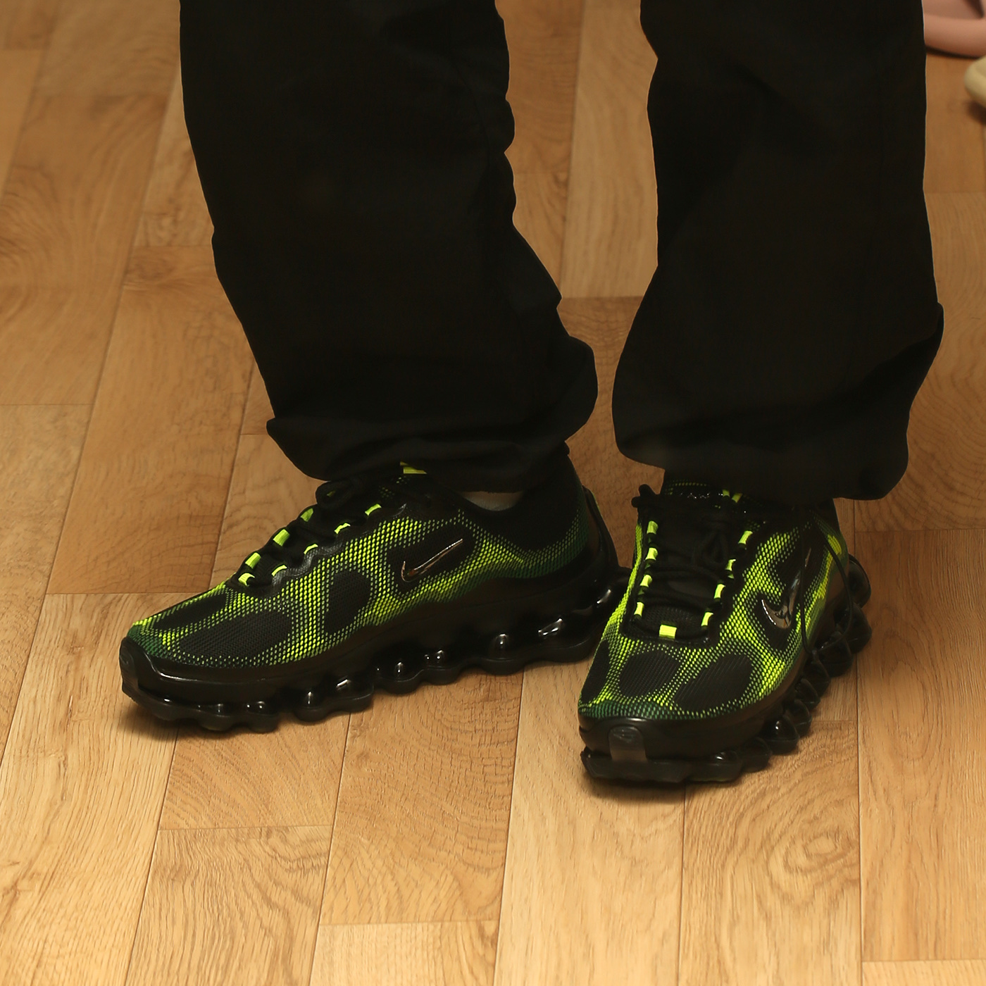 Nike Air Liquid Max Radiant Green and Green Apple 착용 스타일 - 6