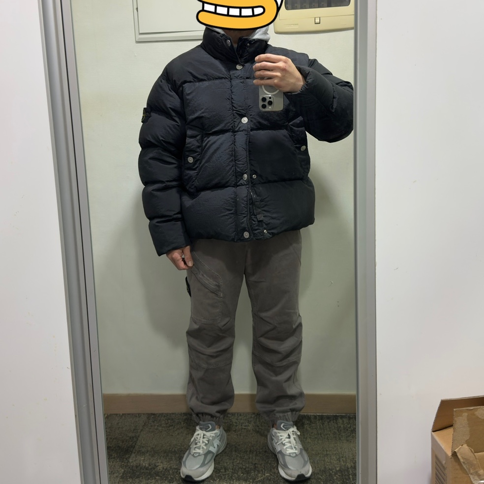 Stone Island 4100010 Crinkle Reps NY Recycled Nylon Down Jacket with Wind Resistant Black - 25FW, Stone Island 3100036 Stretch Organic Broken Twill Cotton Old Effect Loose Fit Jogger Trousers with Snap and Zip Pockets Cement - 25FW 착용 스타일 - 5