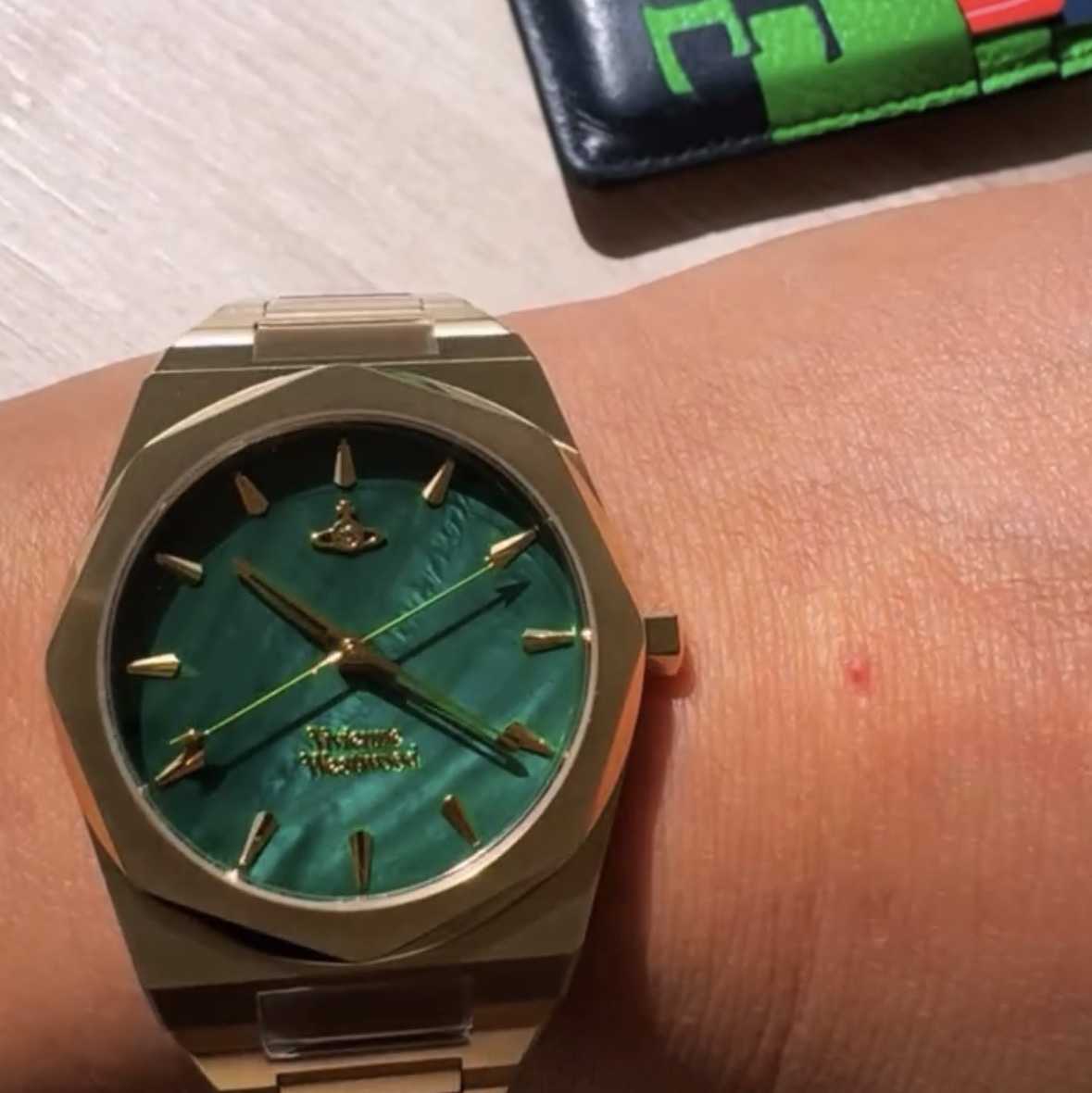 Vivienne Westwood Limehouse Gold Green 착용 스타일