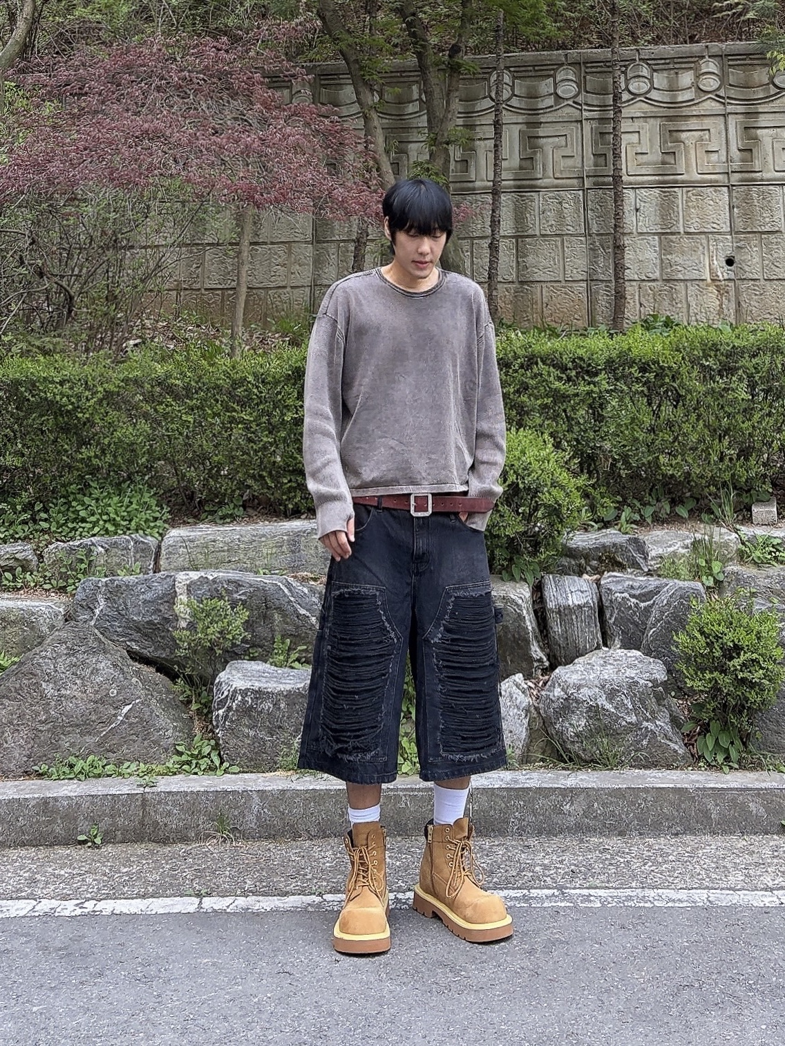 [KREAM 단독] NOMANUAL Destroyed Bermuda Pants Washed Black, SOULESURES BOLD BELUGA Dune Camel 착용 스타일 - 4