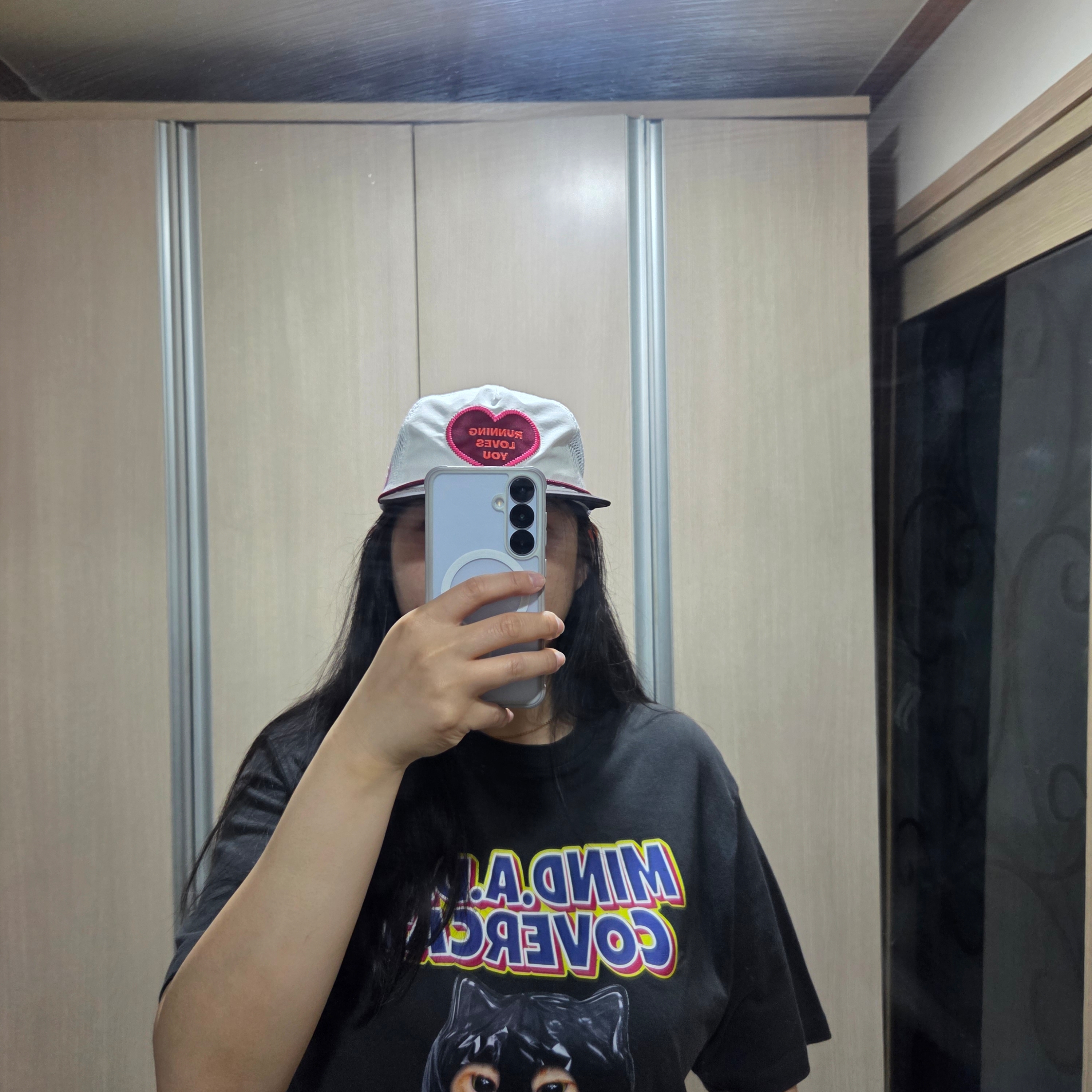 Alex Zono Running Loves You Trucker White 착용 스타일 - 2