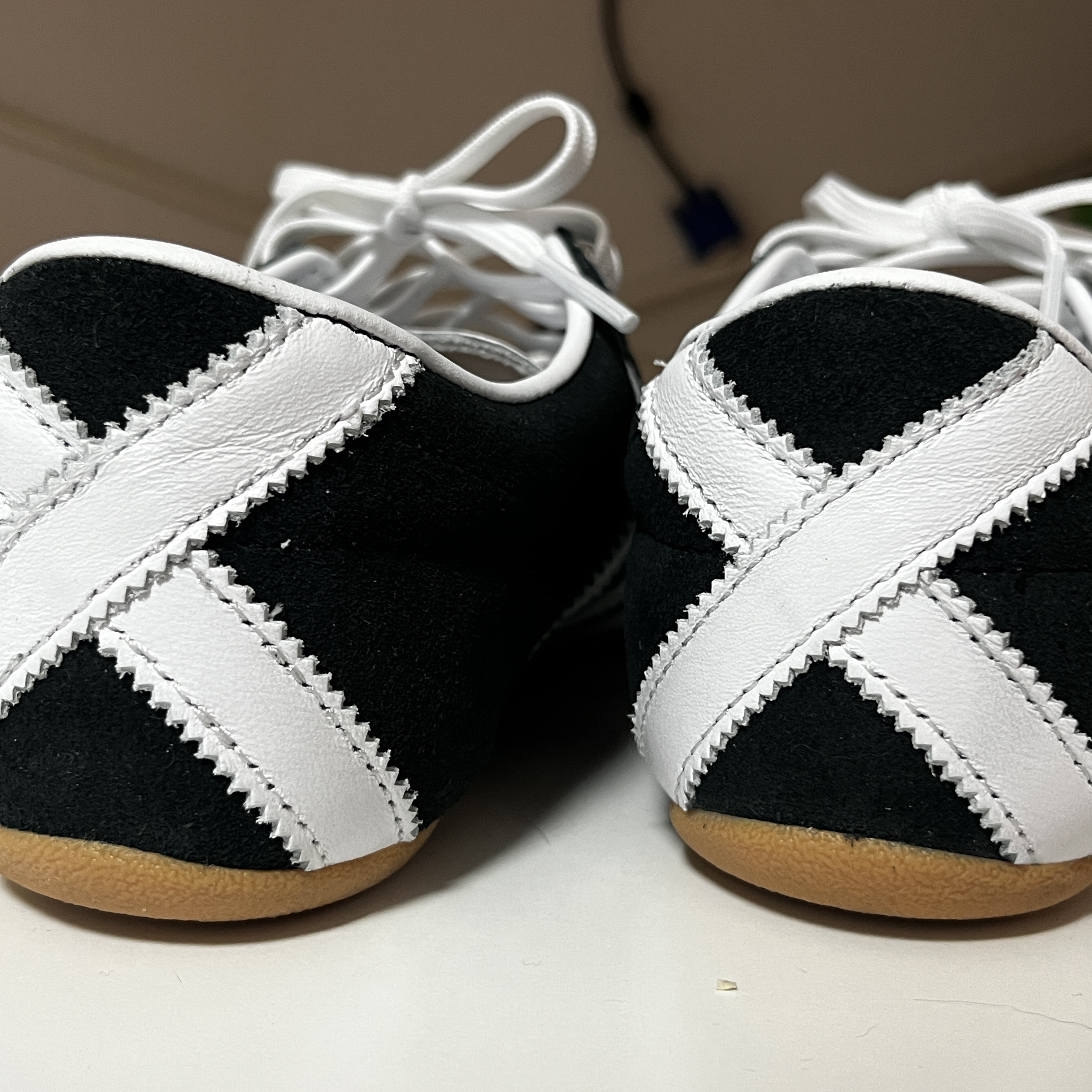 (W) Adidas Tokyo Core Black Cloud White 착용 스타일 - 2