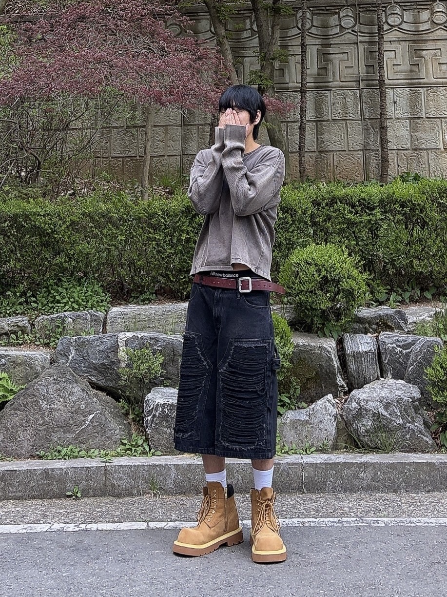 [KREAM 단독] NOMANUAL Destroyed Bermuda Pants Washed Black, SOULESURES BOLD BELUGA Dune Camel 착용 스타일 - 3