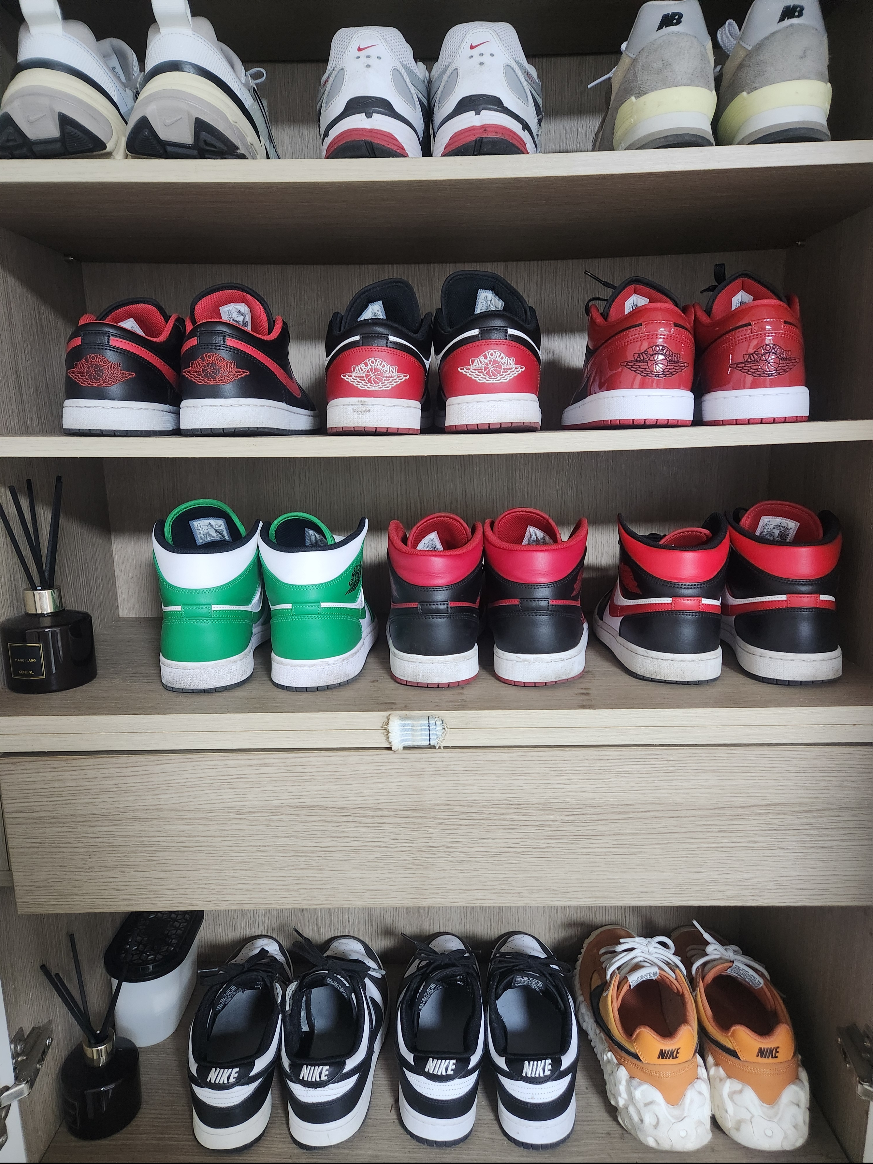 Nike V2K Run Summit White Metallic Silver, Nike P-6000 White Varsity Red 착용 스타일