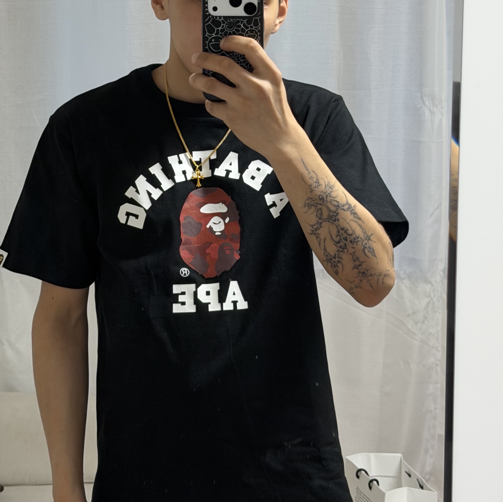 BAPE Color Camo College T-Shirt Black Red 착용 스타일 - 1