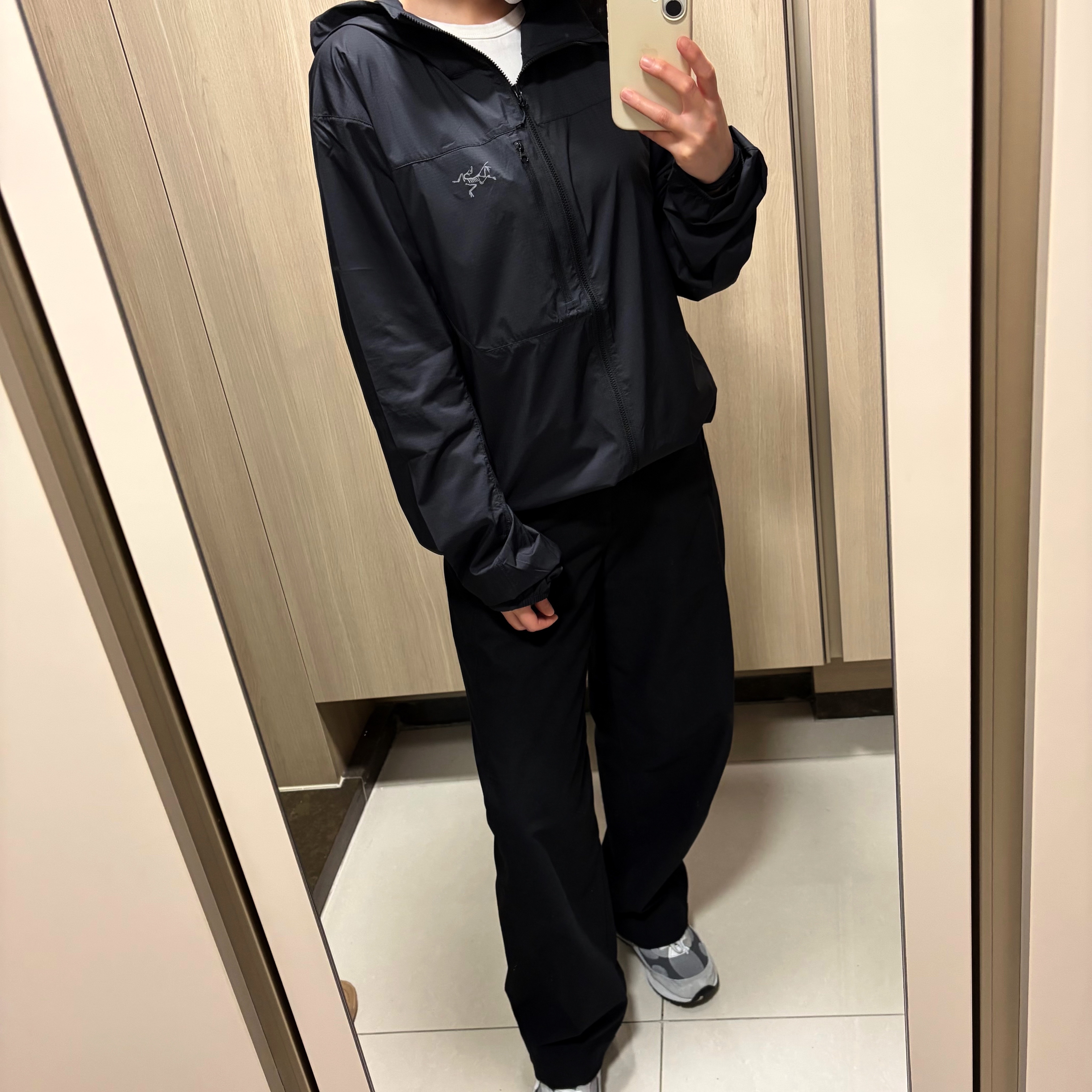 Arc'teryx Squamish Hoody Black, New Balance 992 Made in USA Core Grey Silver Metallic 착용 스타일 - 2