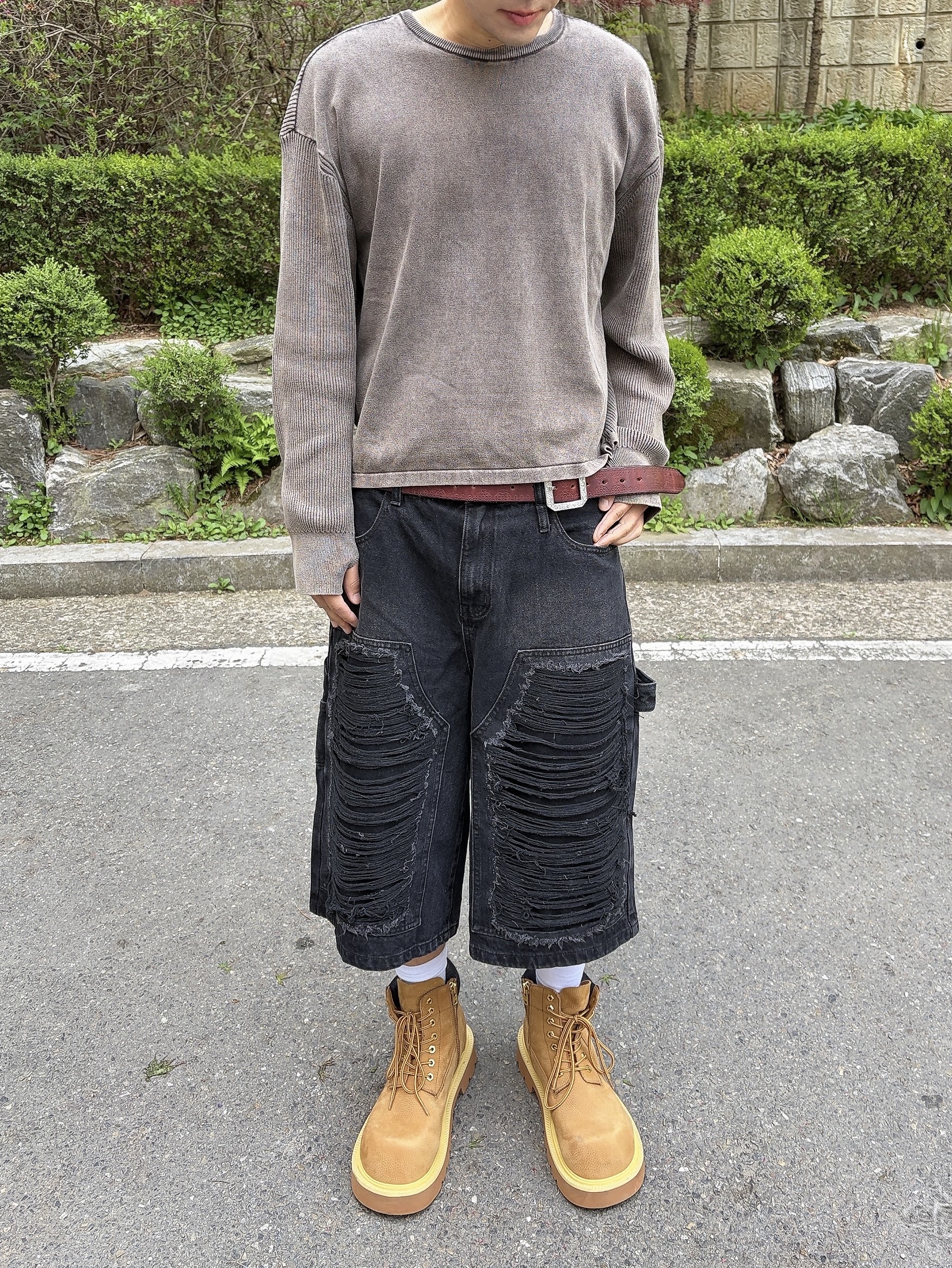 [KREAM 단독] NOMANUAL Destroyed Bermuda Pants Washed Black, SOULESURES BOLD BELUGA Dune Camel 착용 스타일 - 6