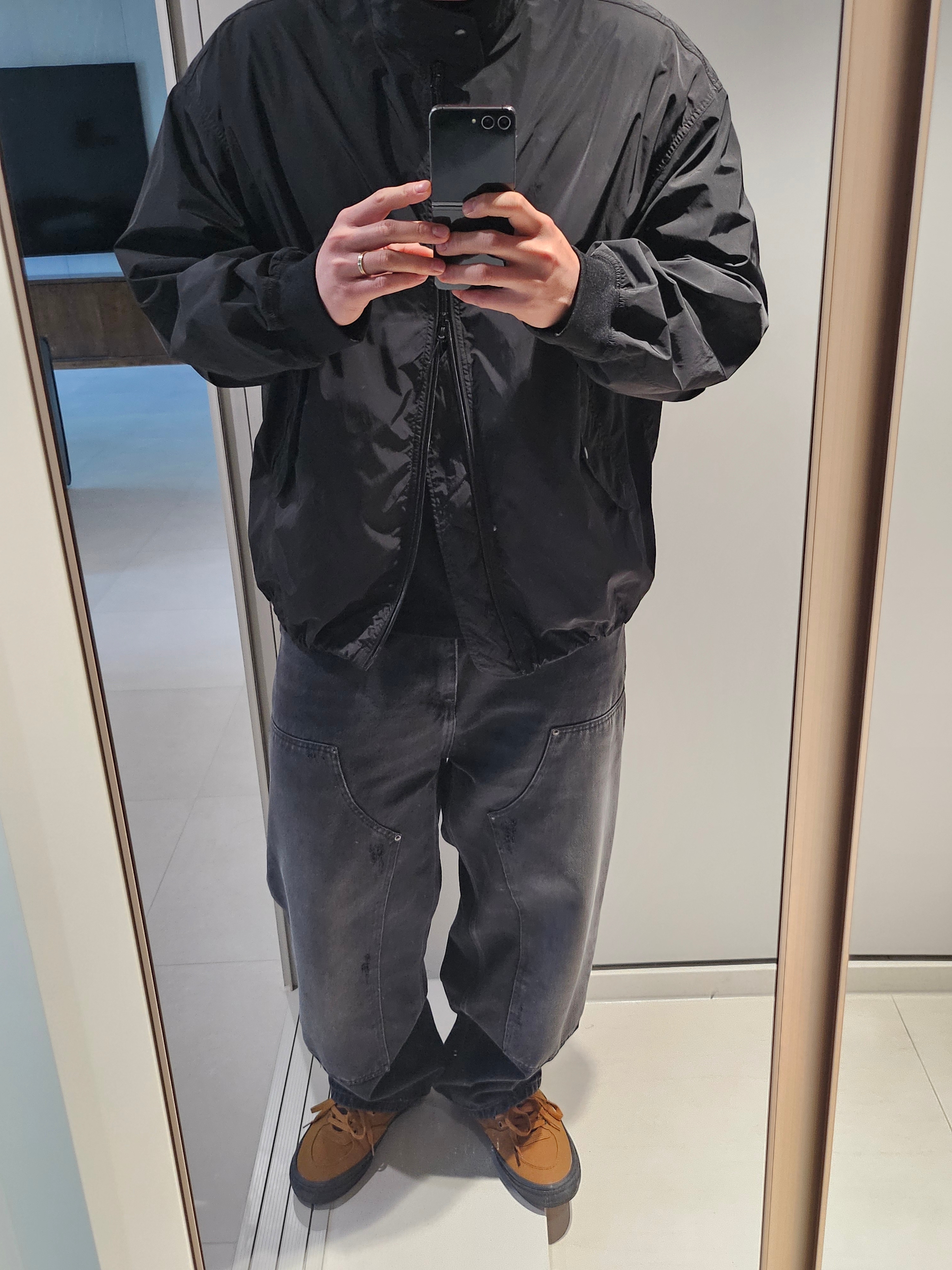 Carhartt WIP Brandon Pants Black Grind Washed, Vans Duck Canvas Skate Half Cab Brown 착용 스타일 - 1