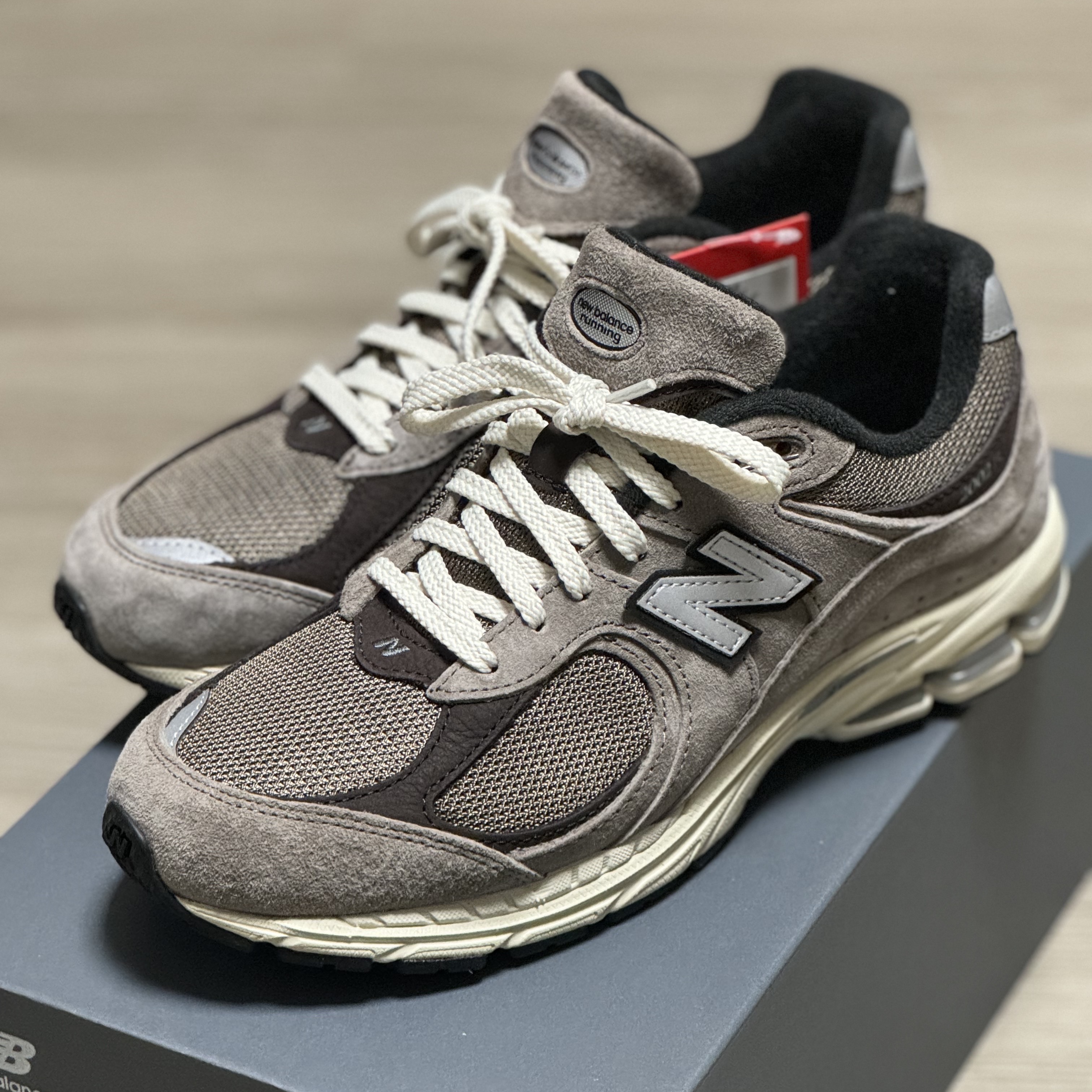 New Balance 2002 Brown 착용 스타일