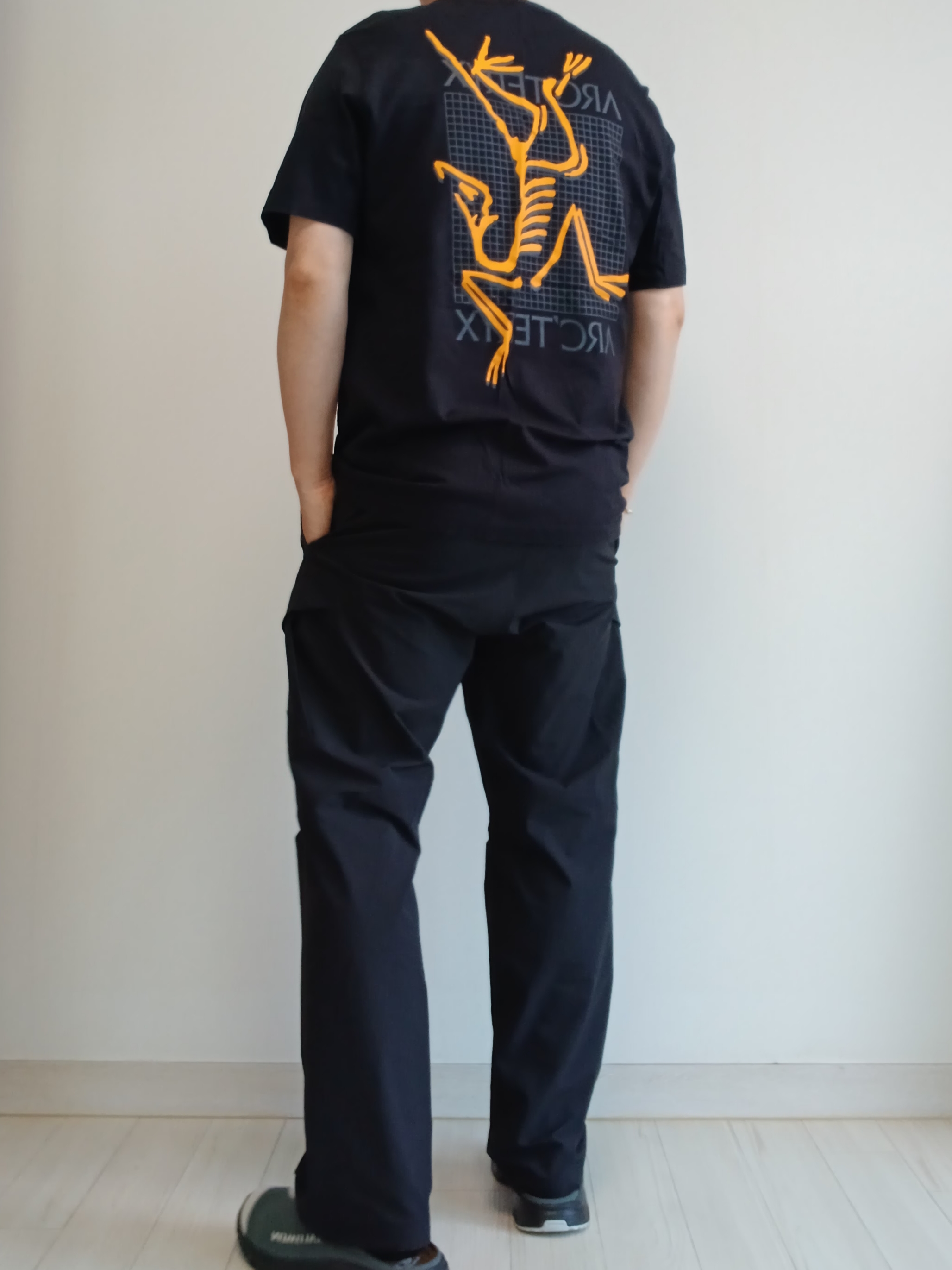 Arc'teryx Arc'Multi Bird Logo SS T-Shirt Black, Arc'teryx Rampart Pants Black 착용 스타일 - 1