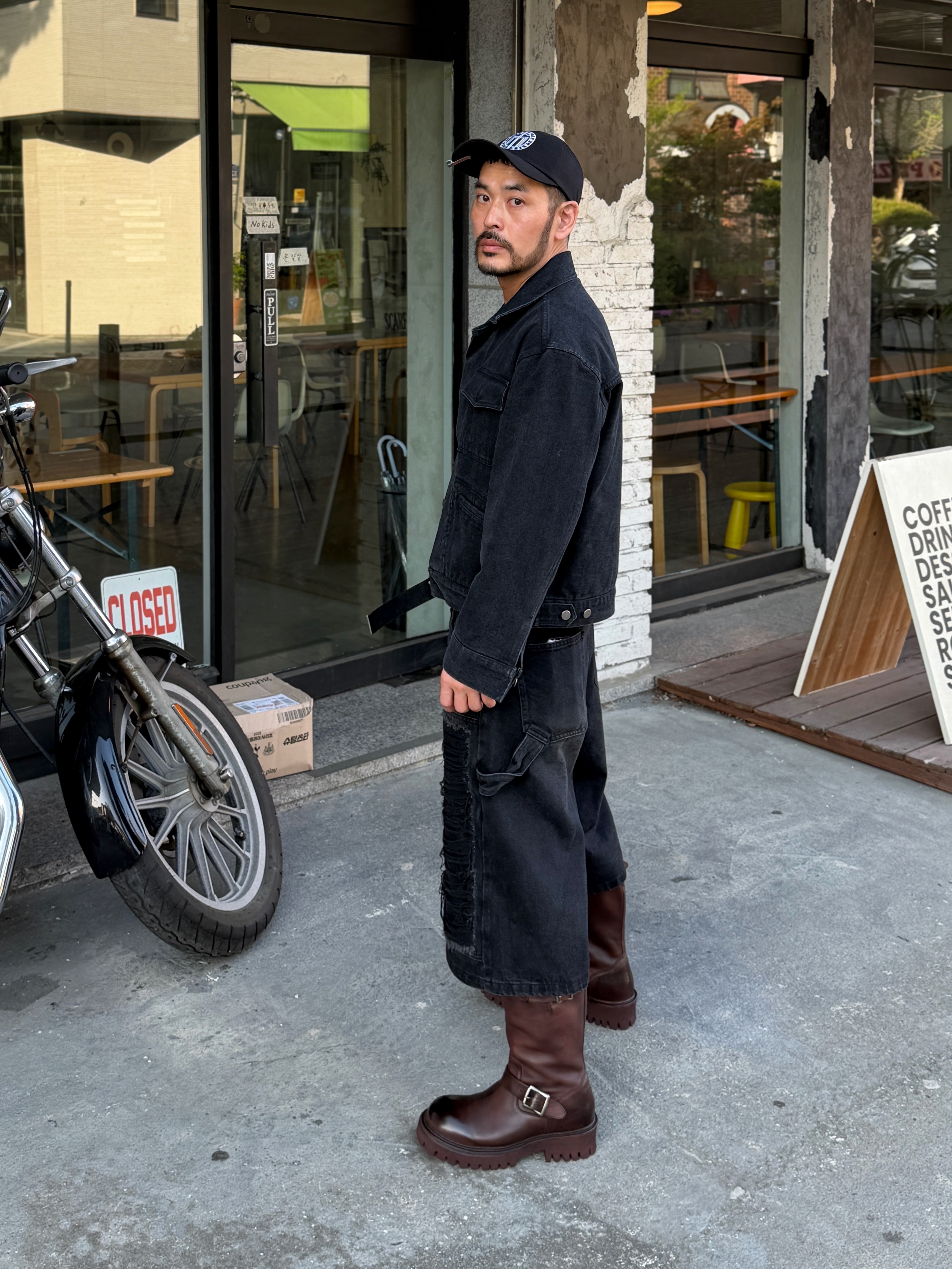 [KREAM 단독] NOMANUAL Destroyed Bermuda Pants Washed Black 착용 스타일 - 4