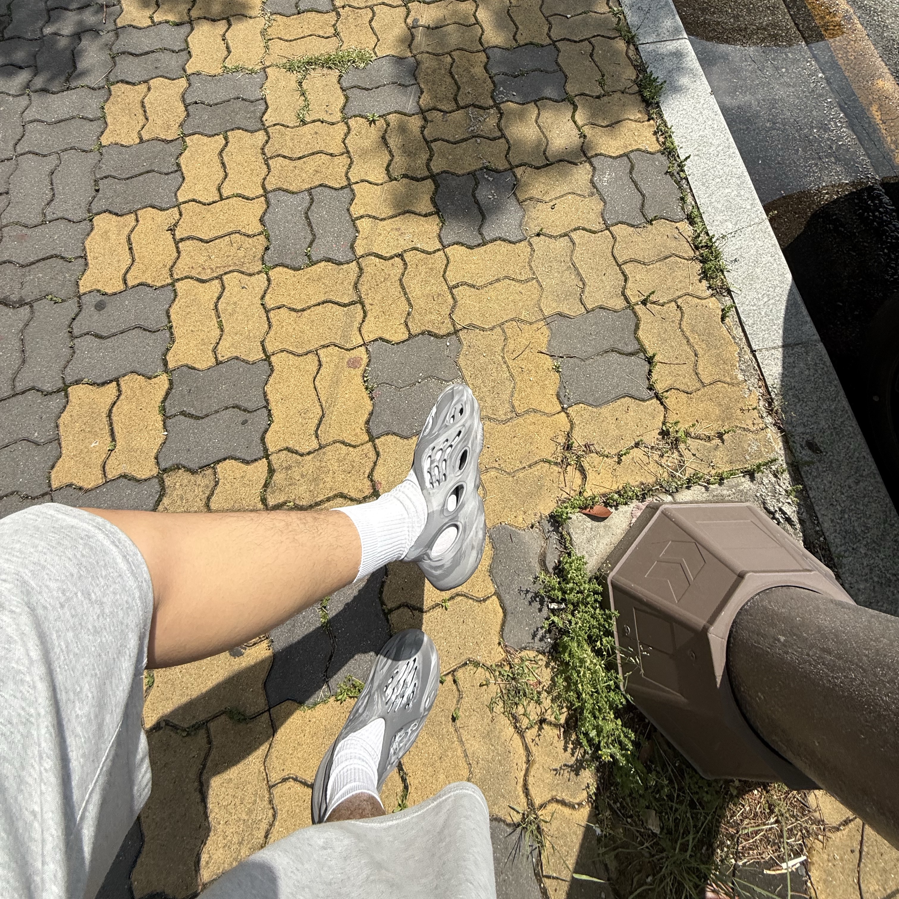 Adidas Yeezy Foam RNNR MX Granite 착용 스타일 - 2