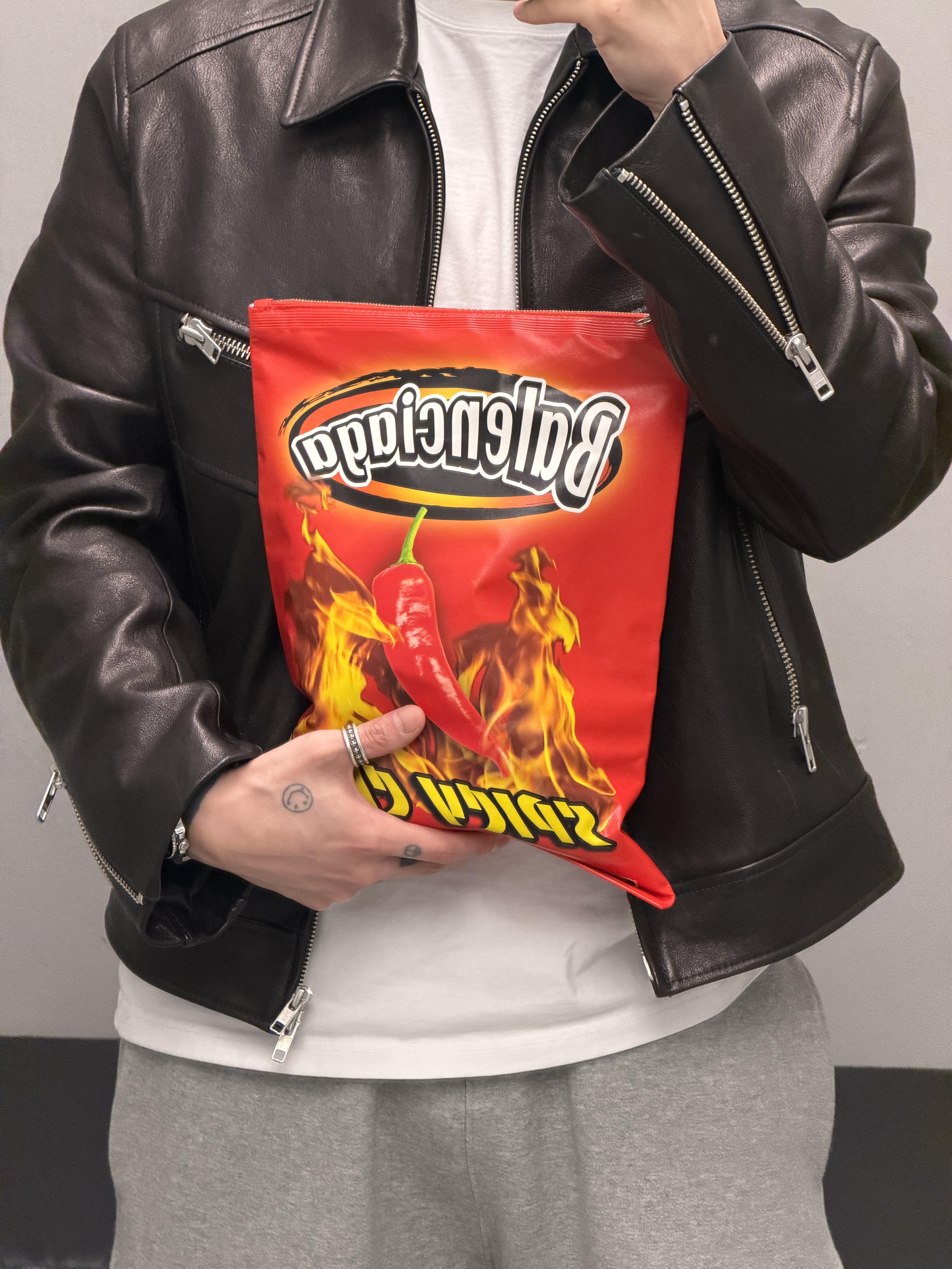 STU Lambskin Zipper Leather Jacket In Black, Balenciaga Chips Bag Red 착용 스타일 - 3