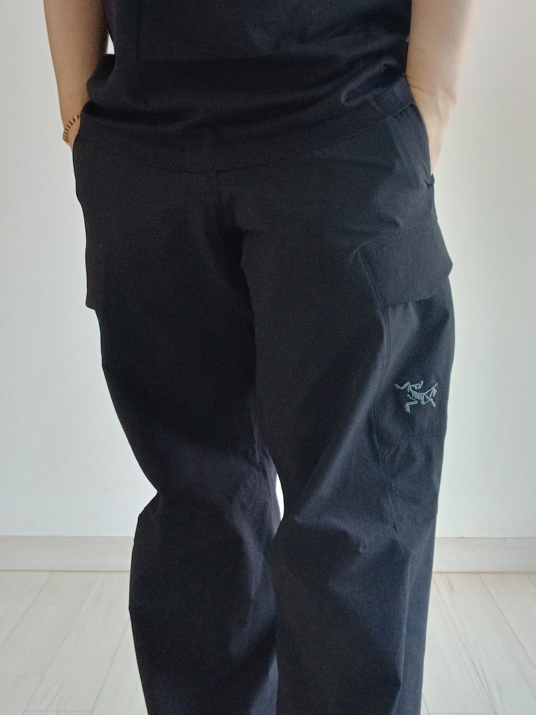 Arc'teryx Arc'Multi Bird Logo SS T-Shirt Black, Arc'teryx Rampart Pants Black 착용 스타일 - 4