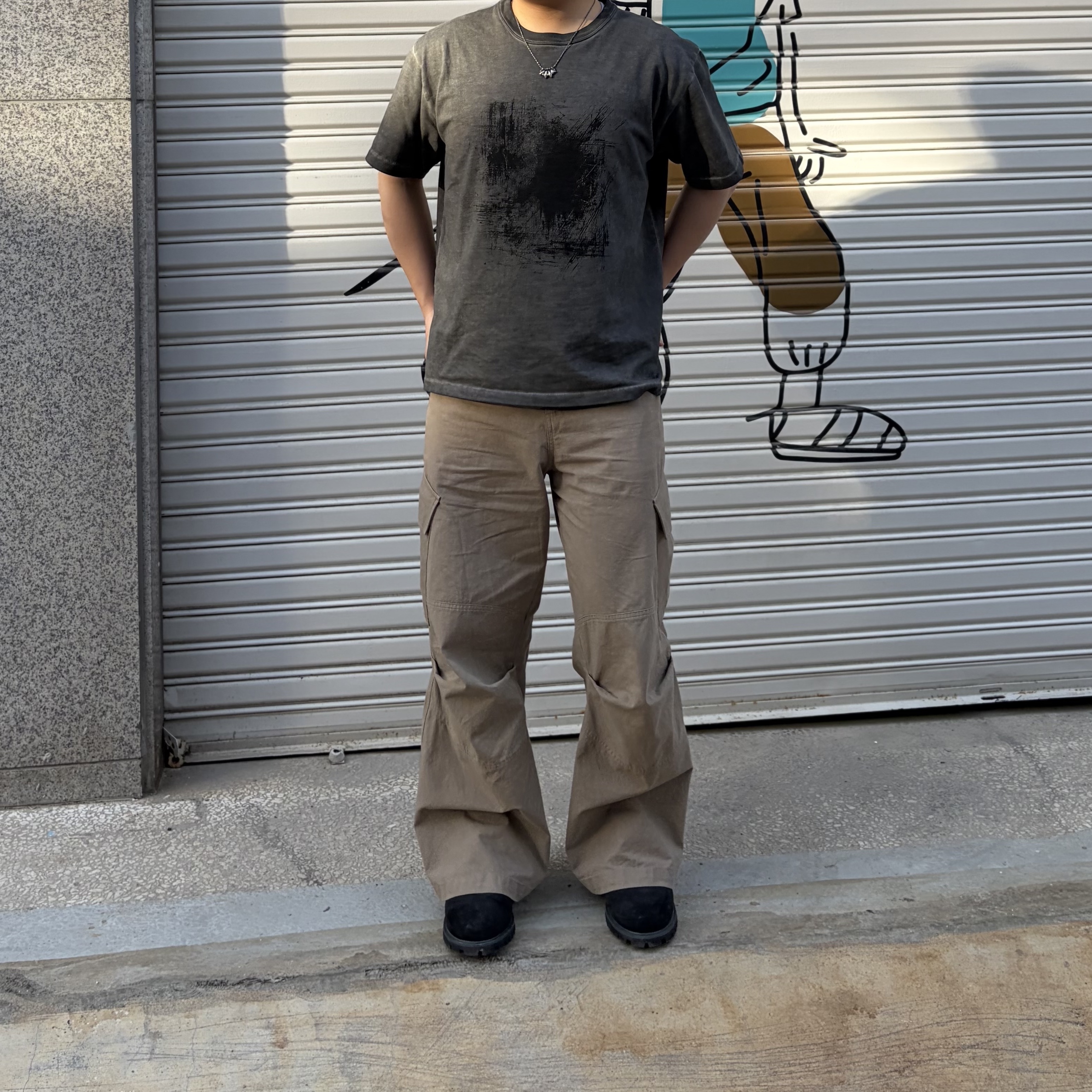 Matin Kim Pigment Graffiti Logo Top In Charcoal 착용 스타일 - 2