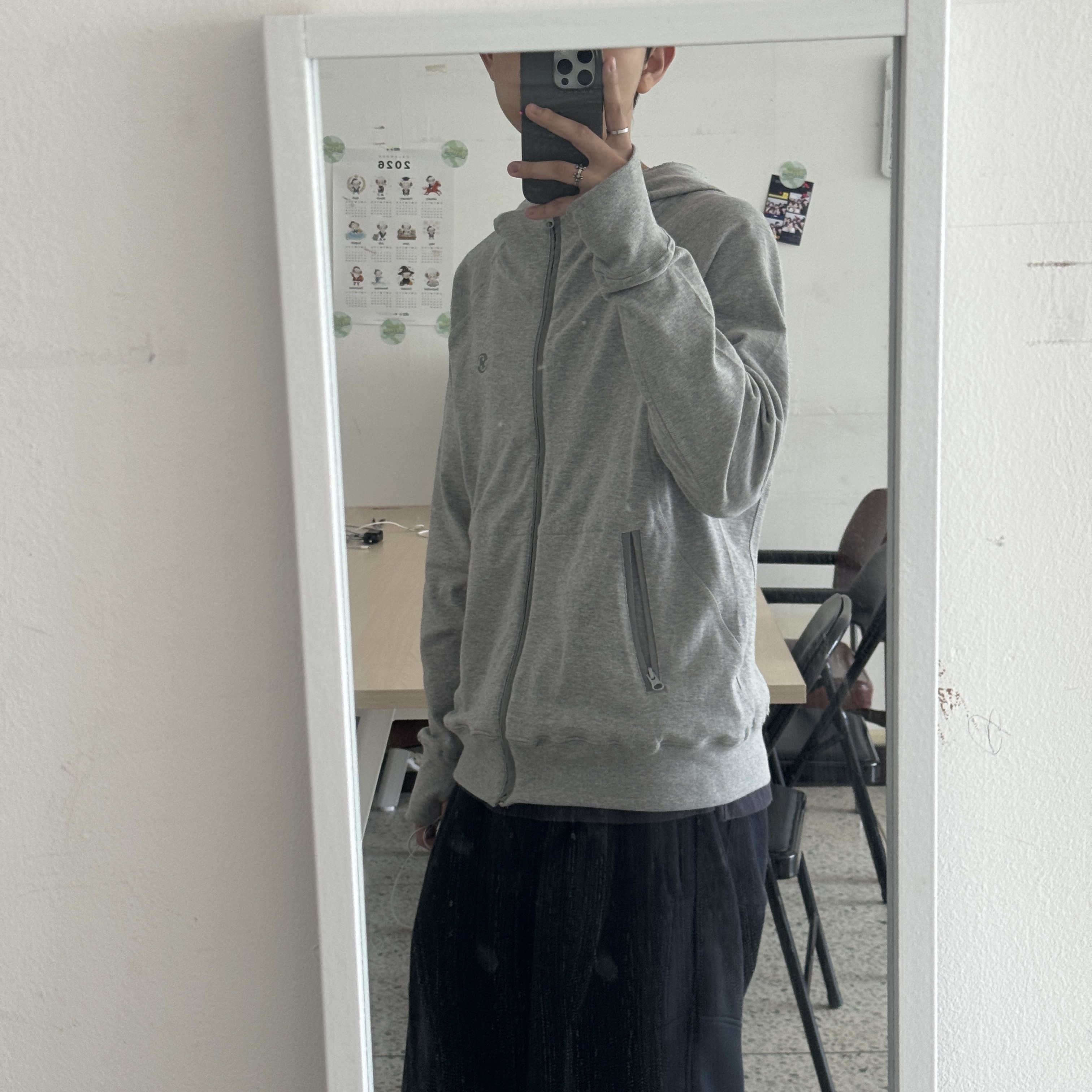 Sansan Gear Sling Zip-Up Hoodie Melange Grey 착용 스타일