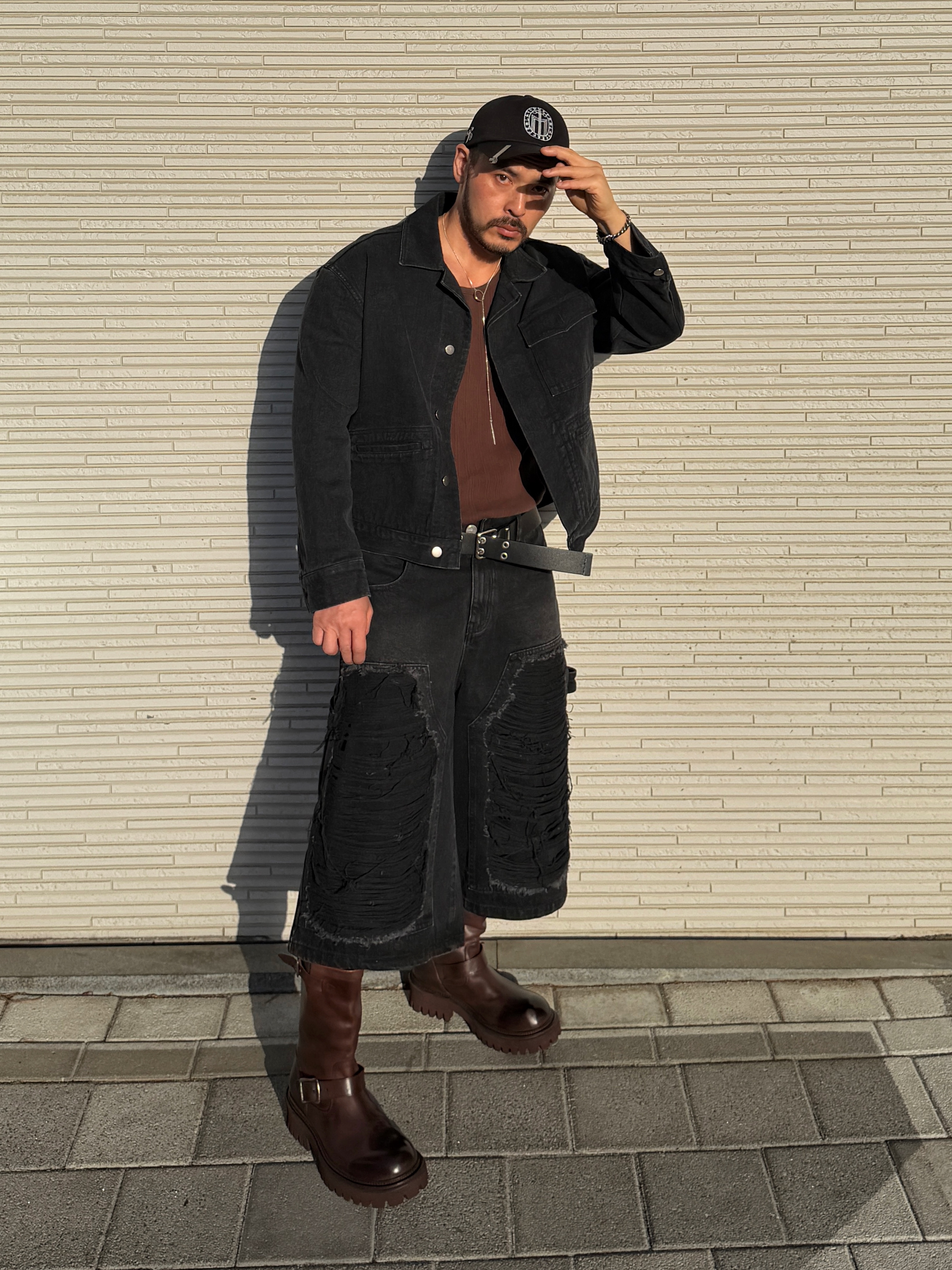 [KREAM 단독] NOMANUAL Destroyed Bermuda Pants Washed Black 착용 스타일 - 5