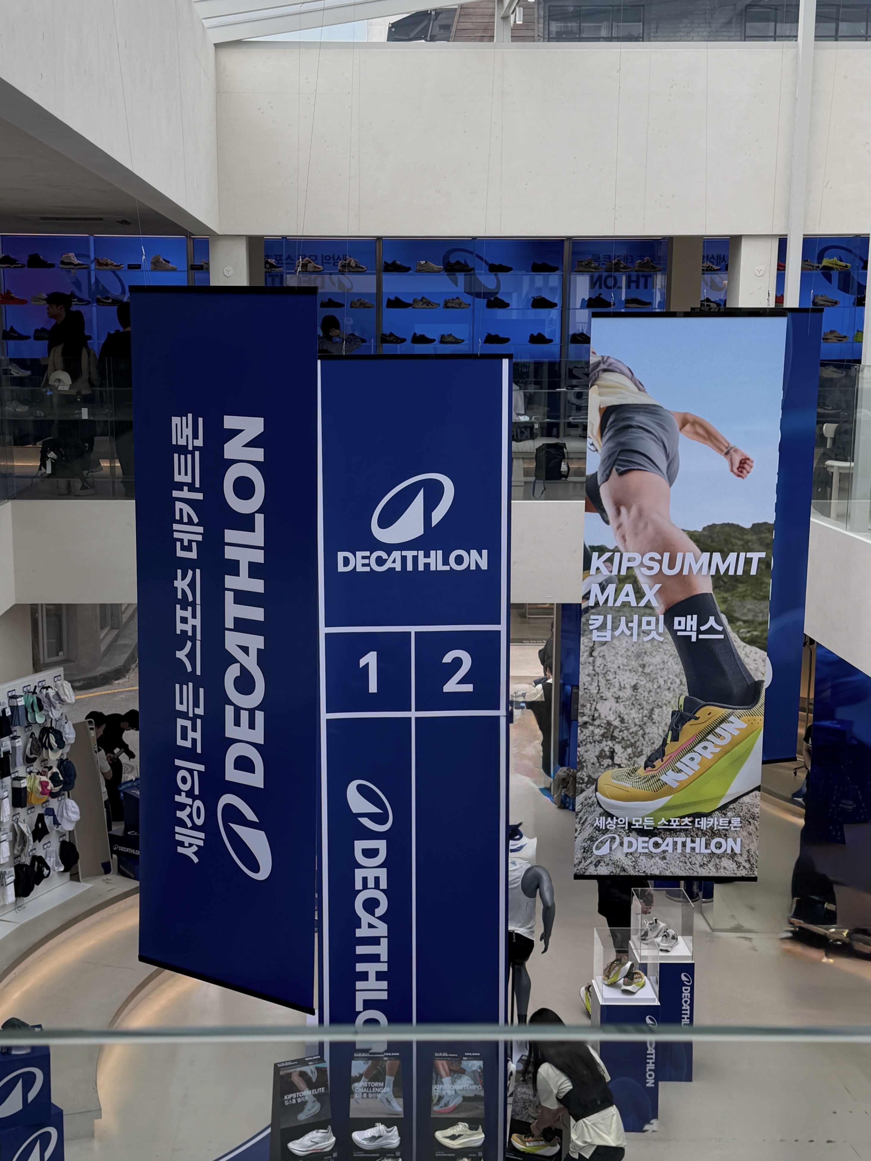 DECATHLON Kiprun Women's Carbon Racing Shoes Kiprun KD900X Elite Vanilla Yellow, DECATHLON Women's Running Short-Sleeved T-Shirt Run Dry 500 Ultra White 착용 스타일 - 2