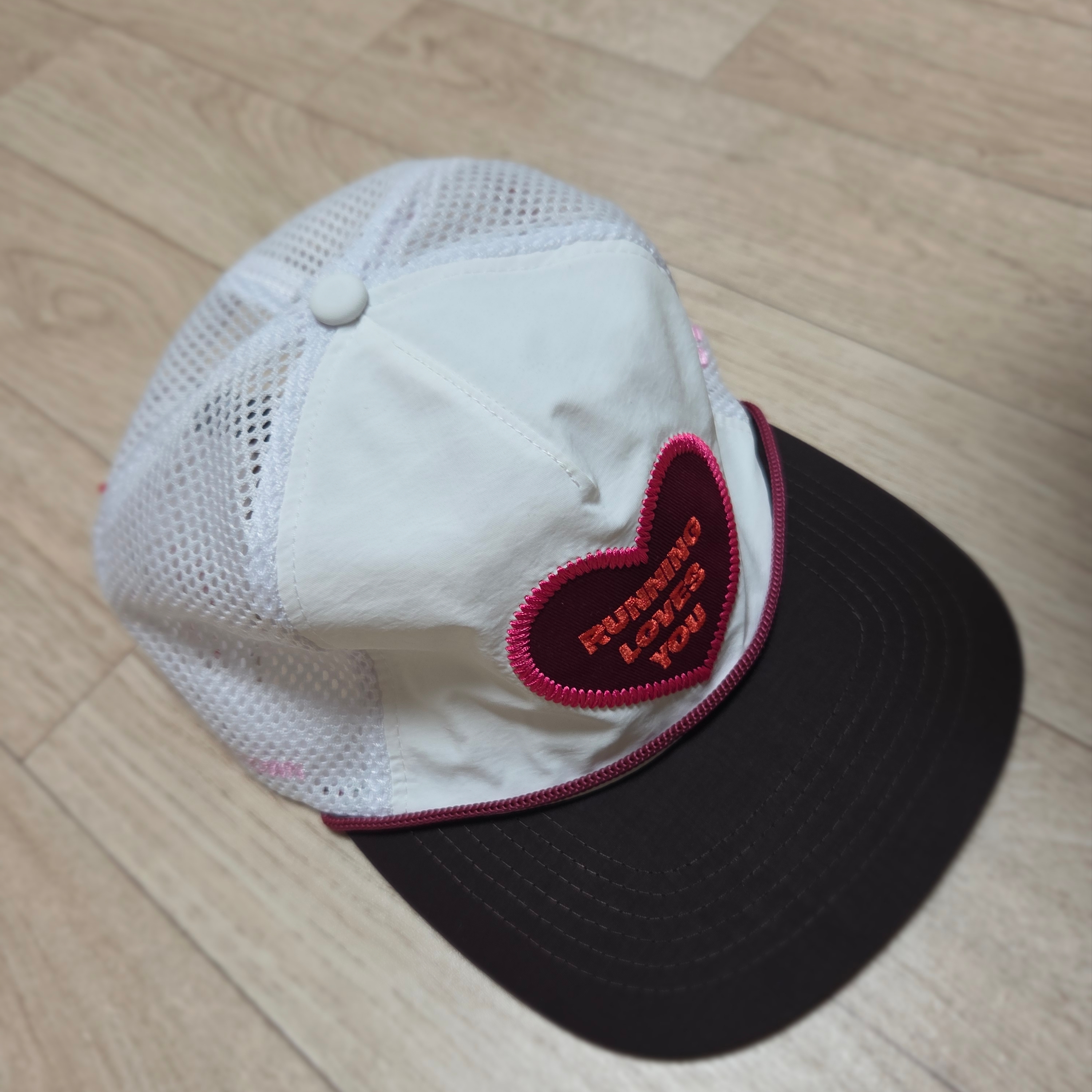 Alex Zono Running Loves You Trucker White 착용 스타일 - 3