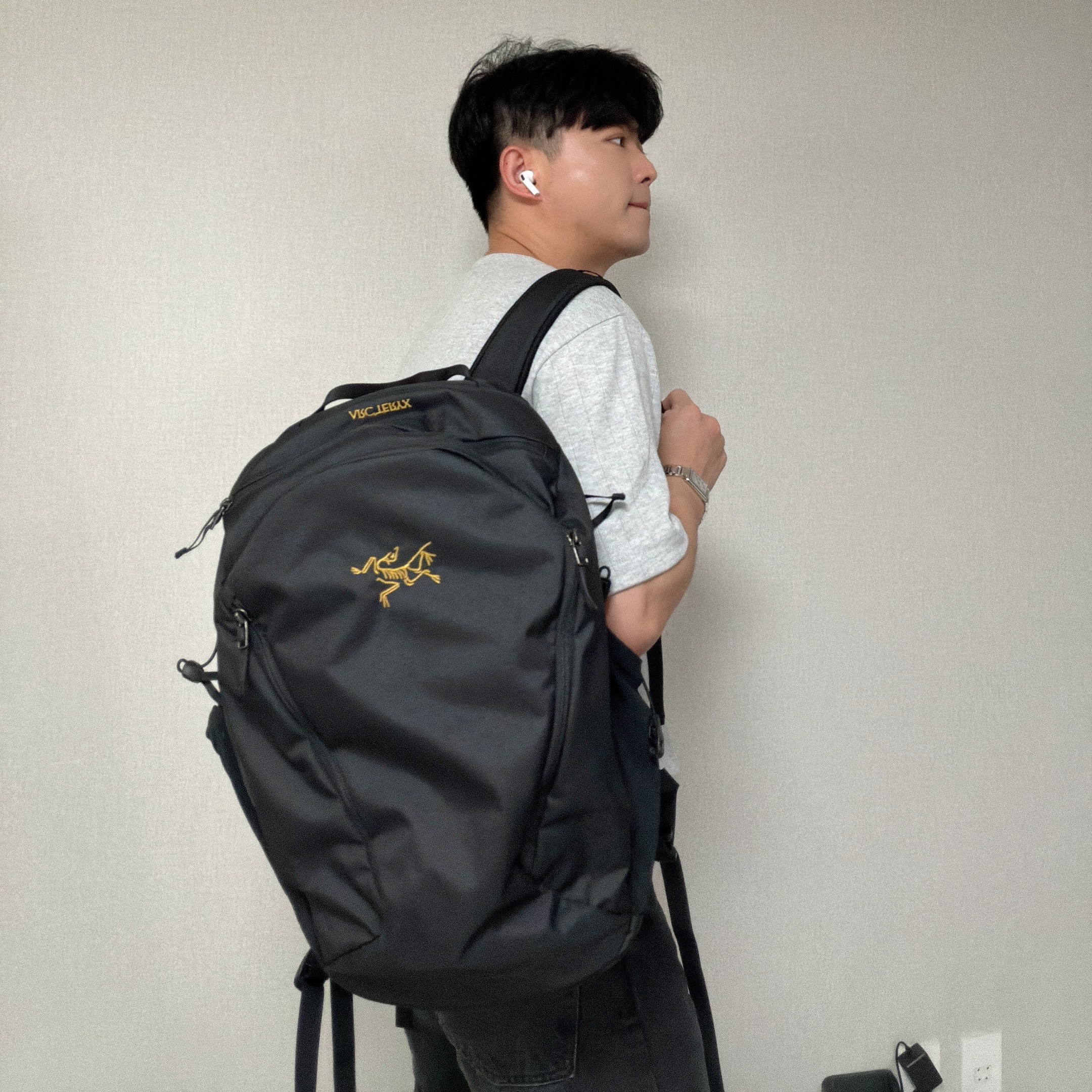Arc'teryx Mantis 26 Backpack Black 착용 스타일 - 2