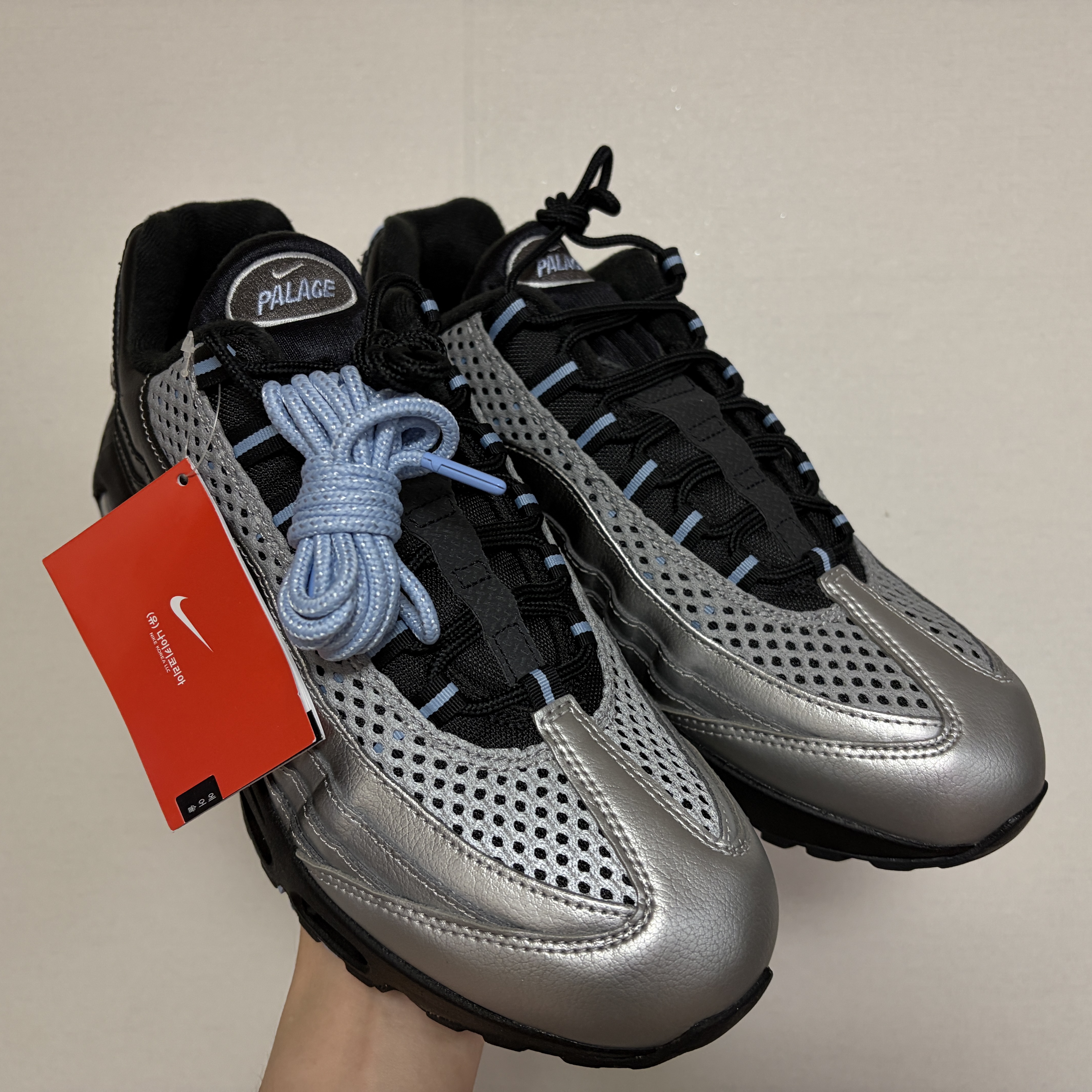 Nike x Palace Air Max 95 Metallic Silver Aluminum 착용 스타일 - 2