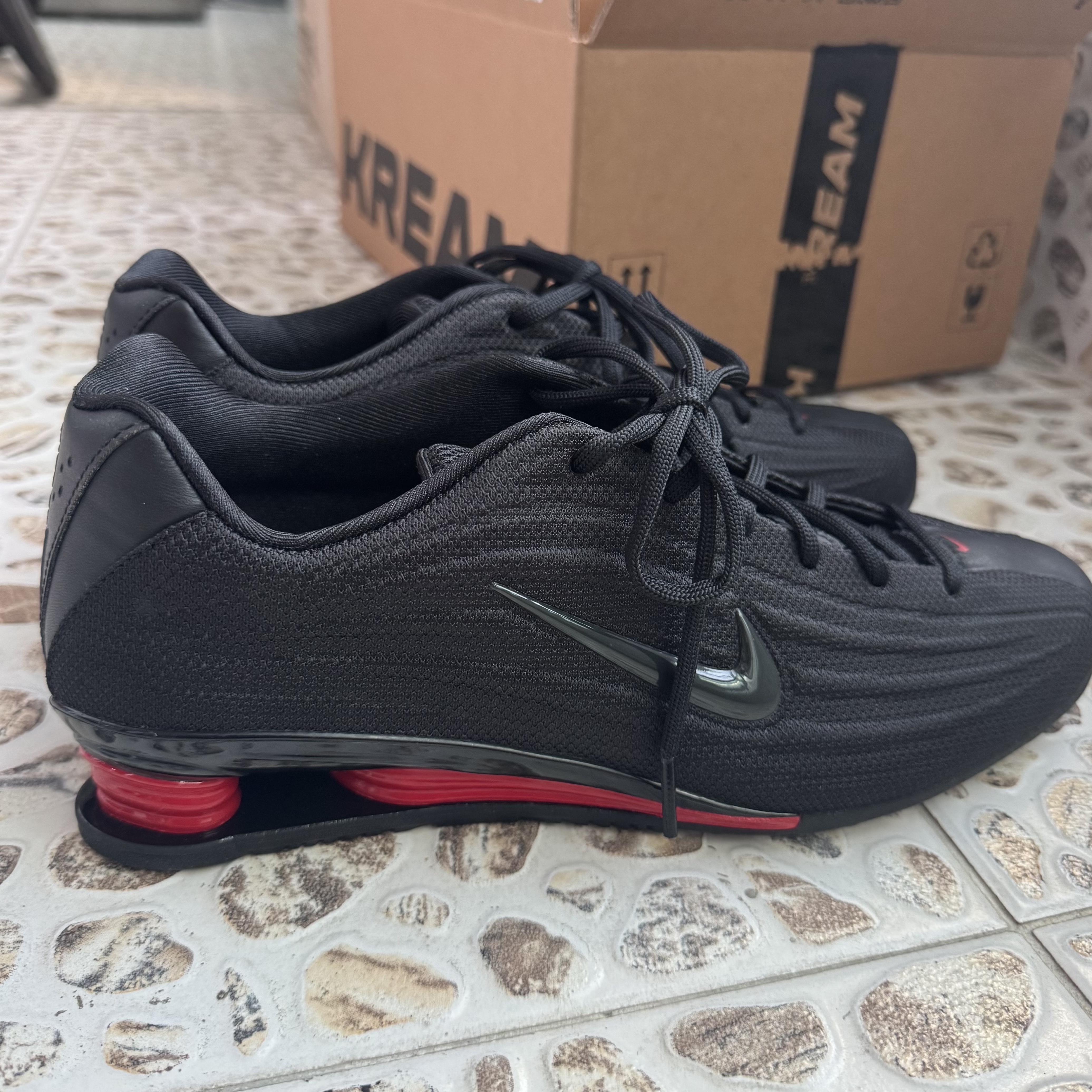 (W) Nike Shox Z Black University Red 착용 스타일 - 1