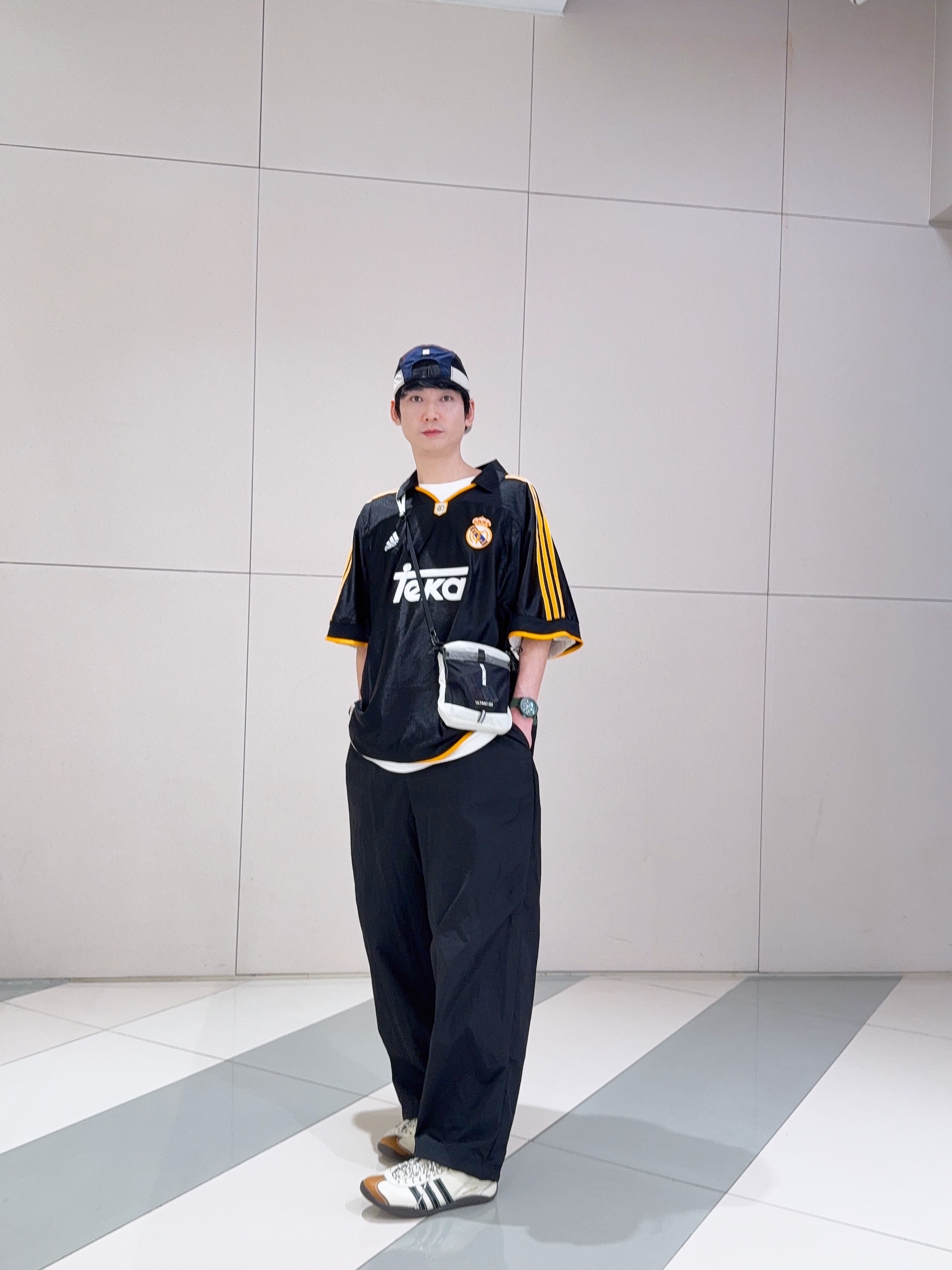 Adidas x Wales Bonner Karintha OG Wonder White Core Black, Adidas Real Madrid 99/00 Away Jersey Black - KR Sizing (Non Marking Ver.) 착용 스타일 - 1