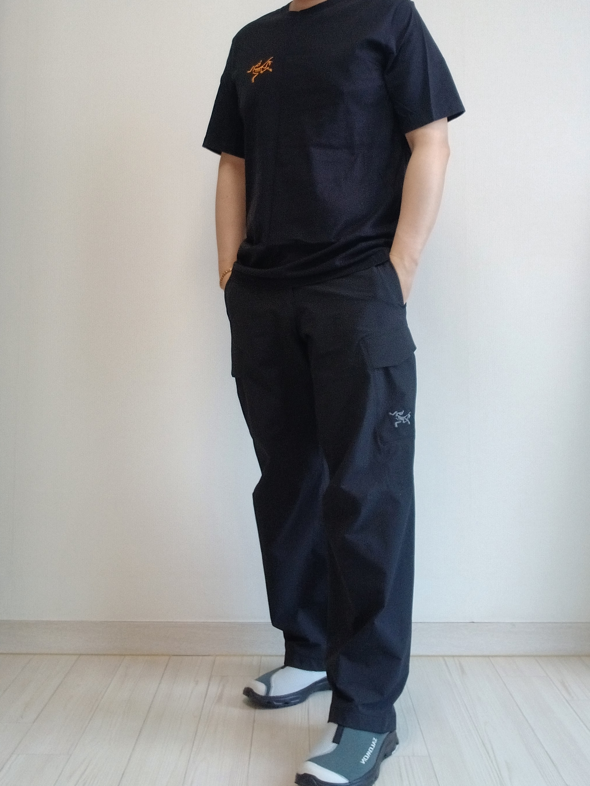 Arc'teryx Arc'Multi Bird Logo SS T-Shirt Black, Arc'teryx Rampart Pants Black 착용 스타일 - 2