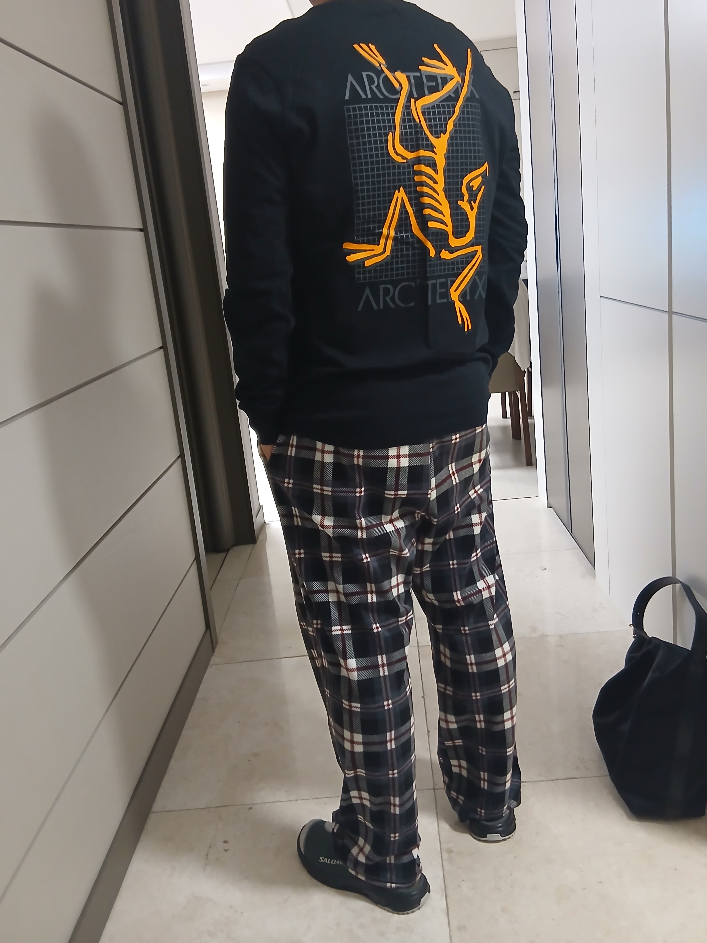 Arc'teryx Arc'Multi Bird Logo LS T-Shirt Black, Salomon RX Slide 3.0 Urban Chic Lunar Rock 착용 스타일 - 1
