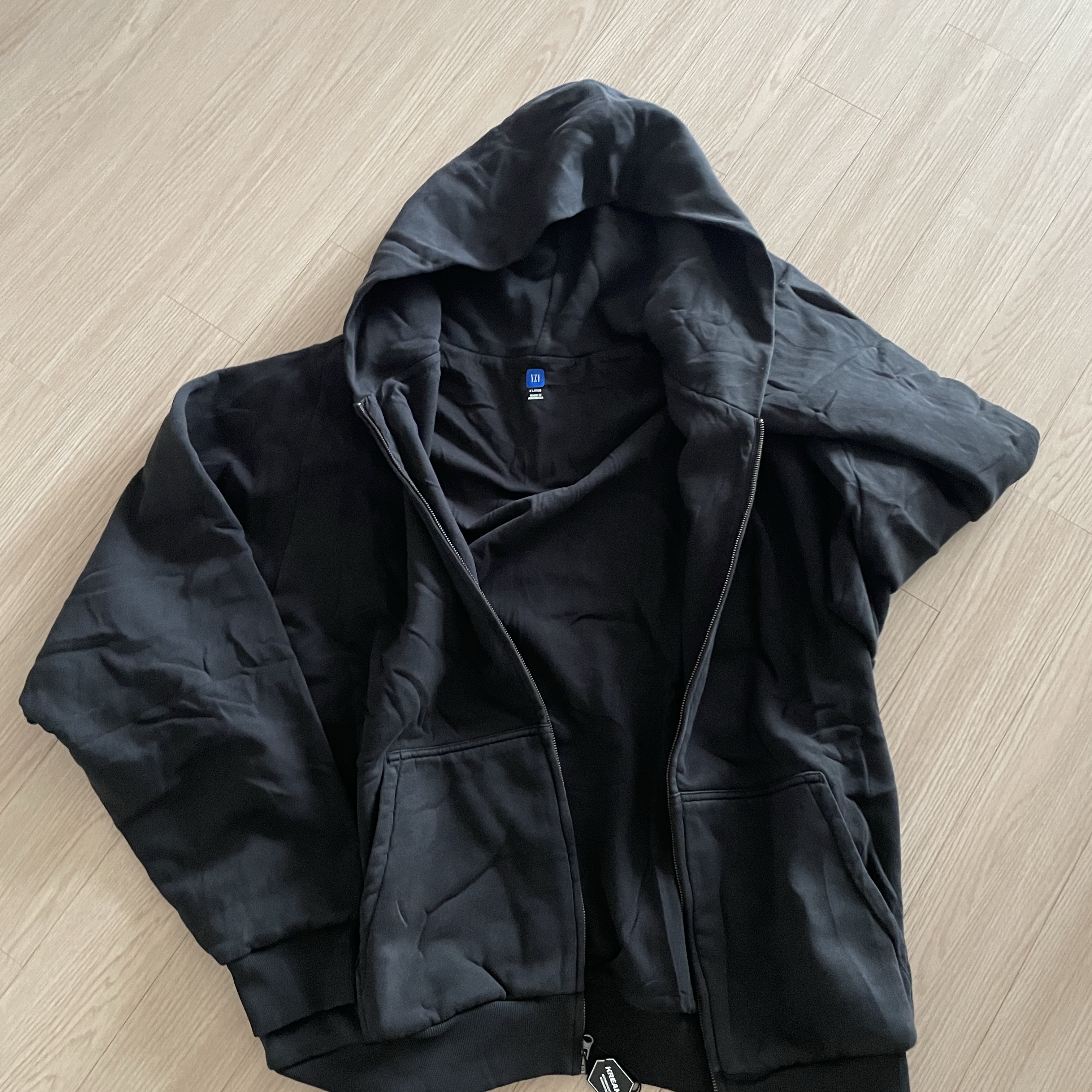 Yeezy YZY Zip-Up Hoodie Black 착용 스타일 - 3