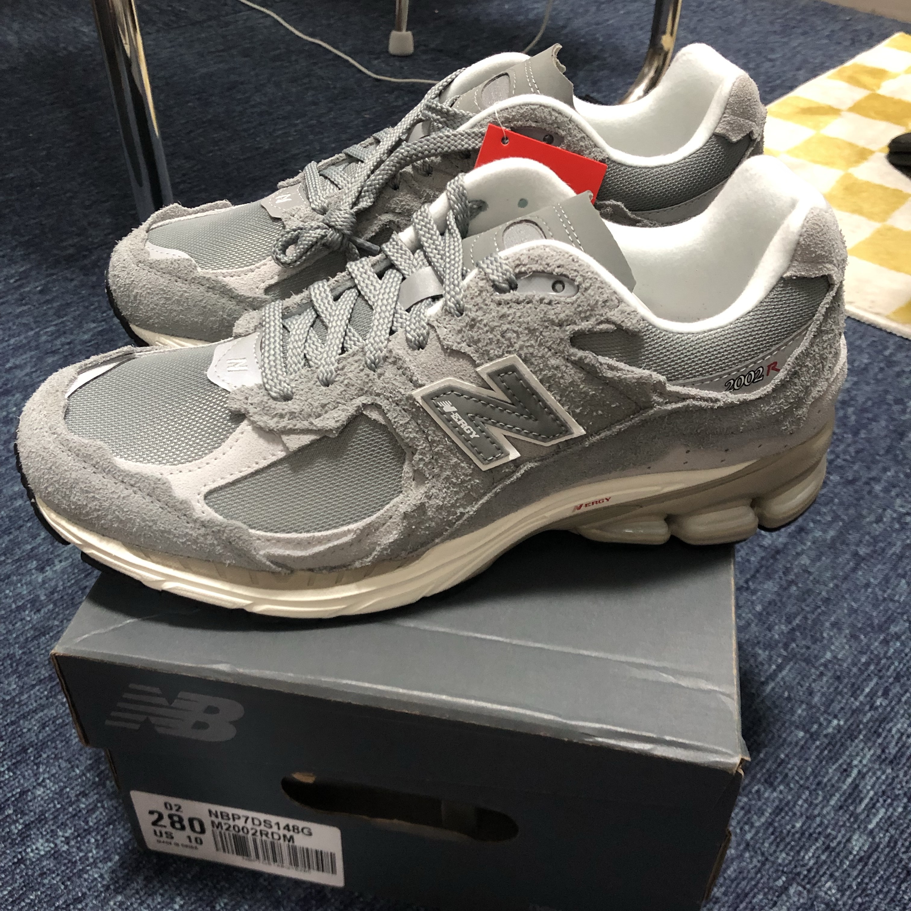 New Balance 2002R Protection Pack Grey 착용 스타일