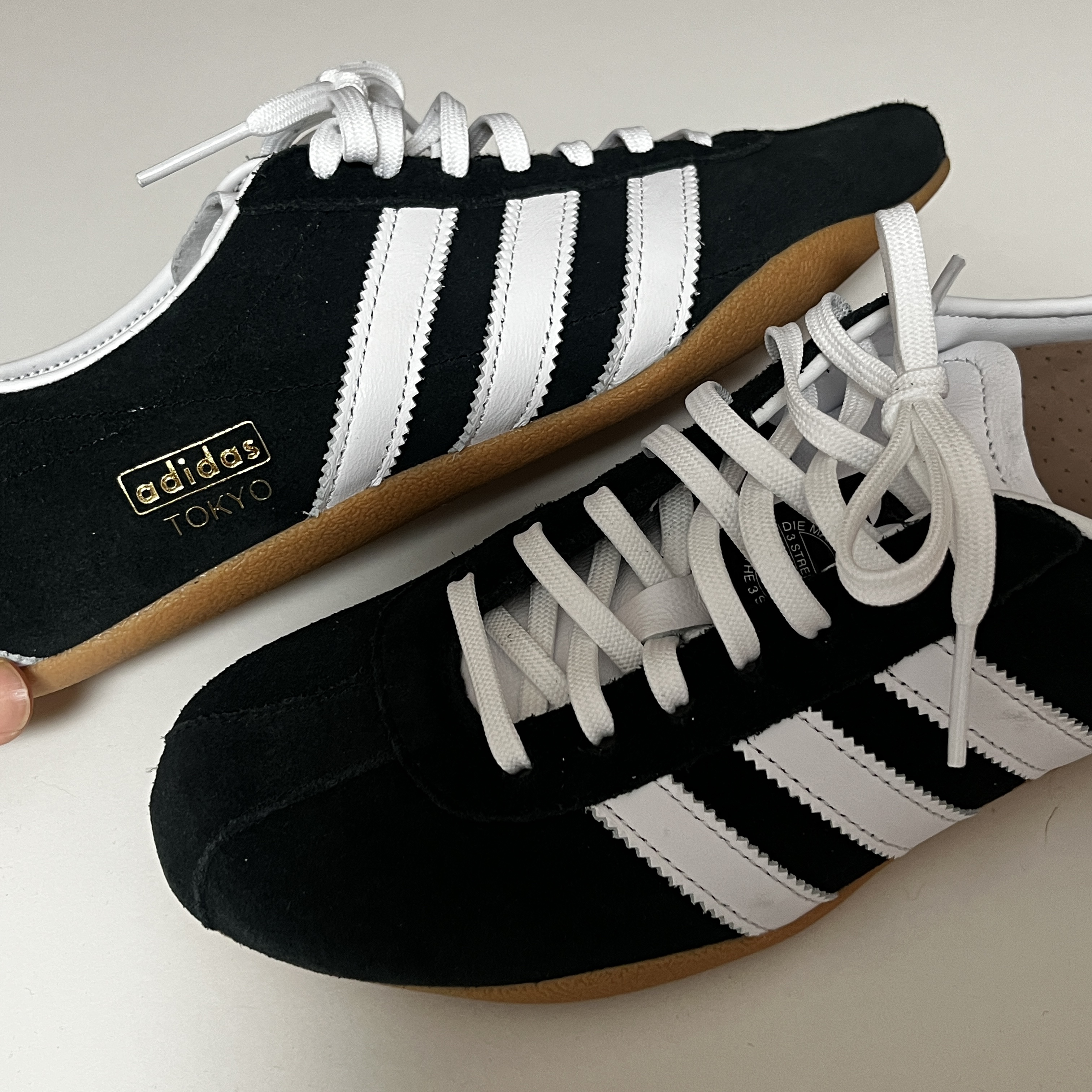 (W) Adidas Tokyo Core Black Cloud White 착용 스타일 - 1