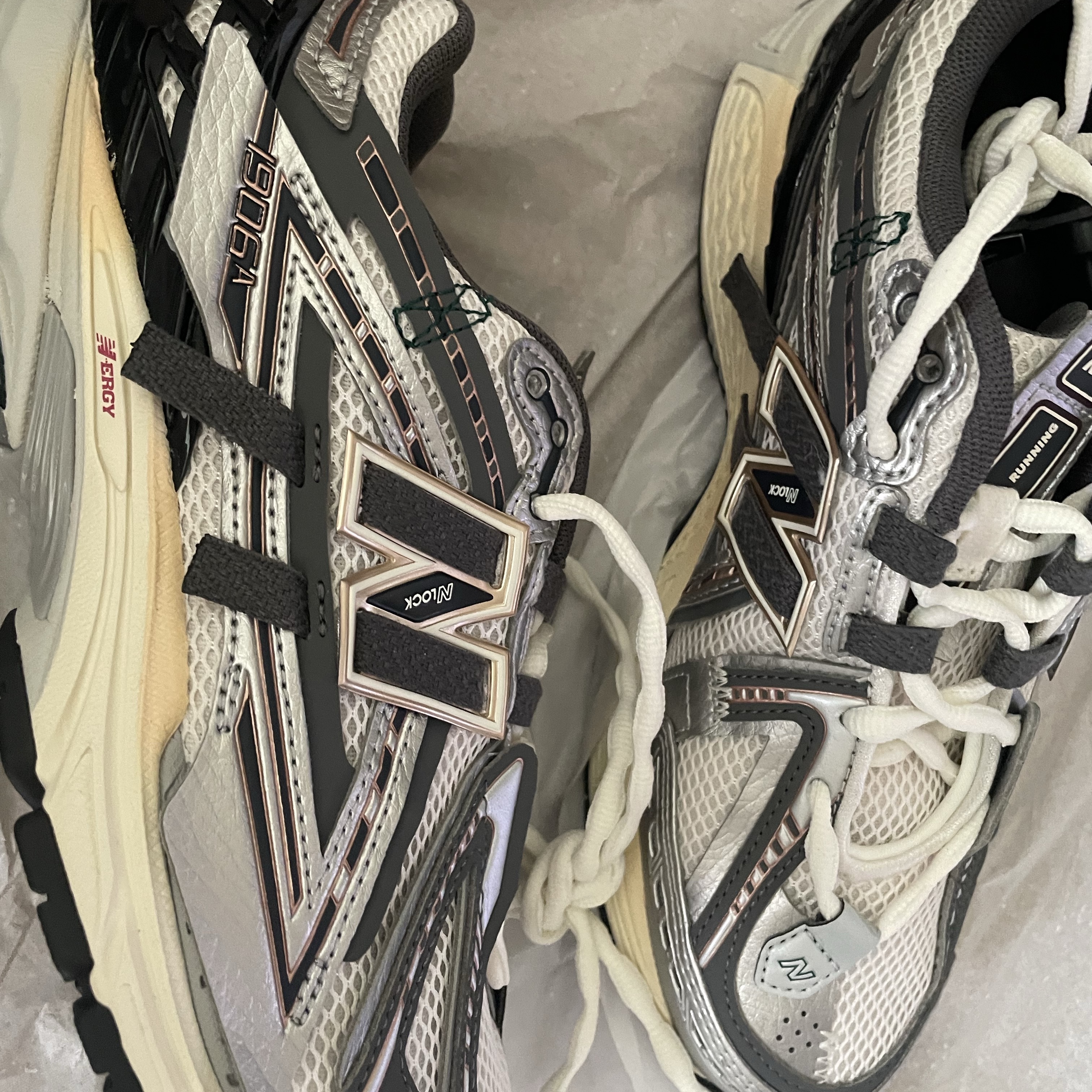 New Balance 1906A Silver Metallic Castlerock 착용 스타일 - 2