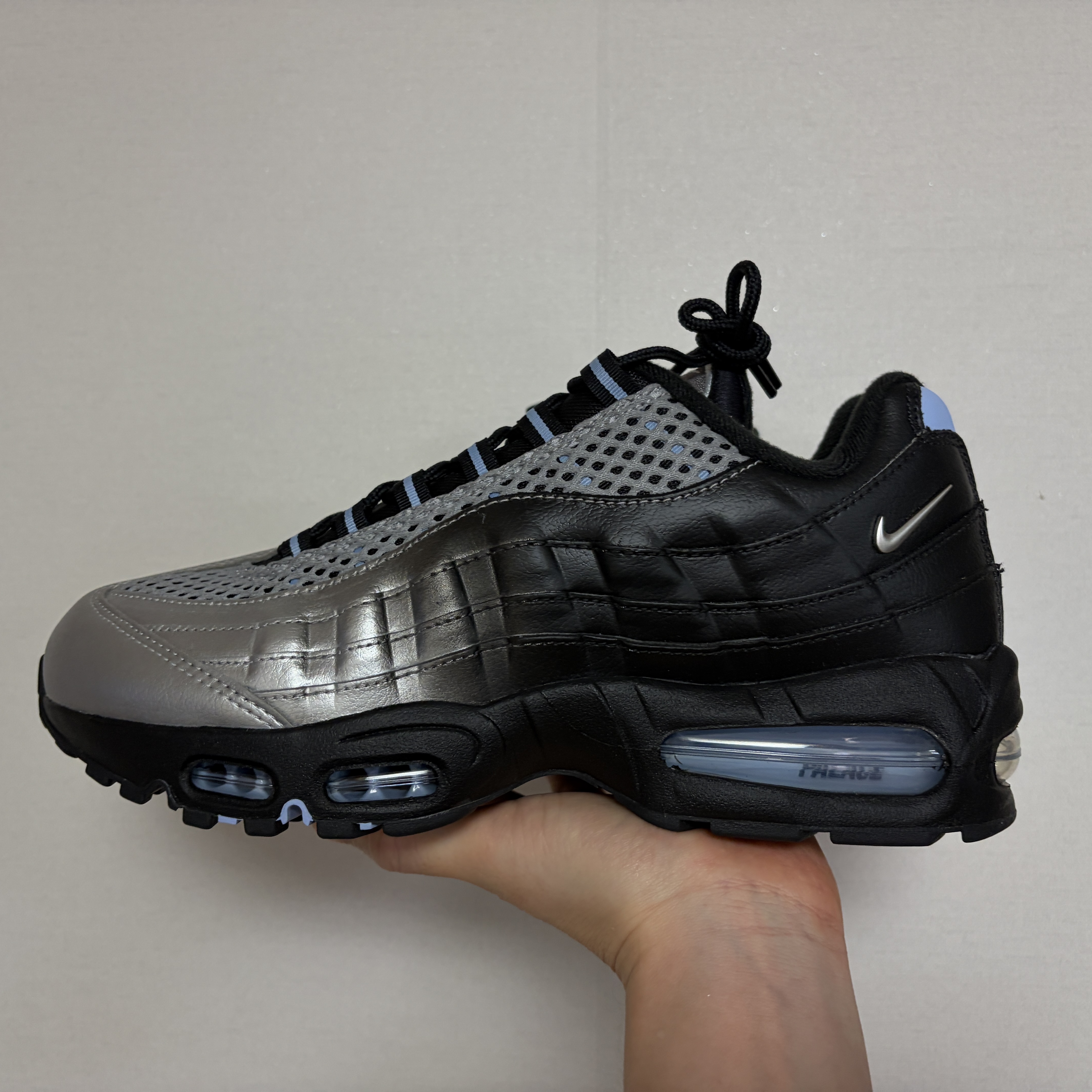 Nike x Palace Air Max 95 Metallic Silver Aluminum 착용 스타일 - 1