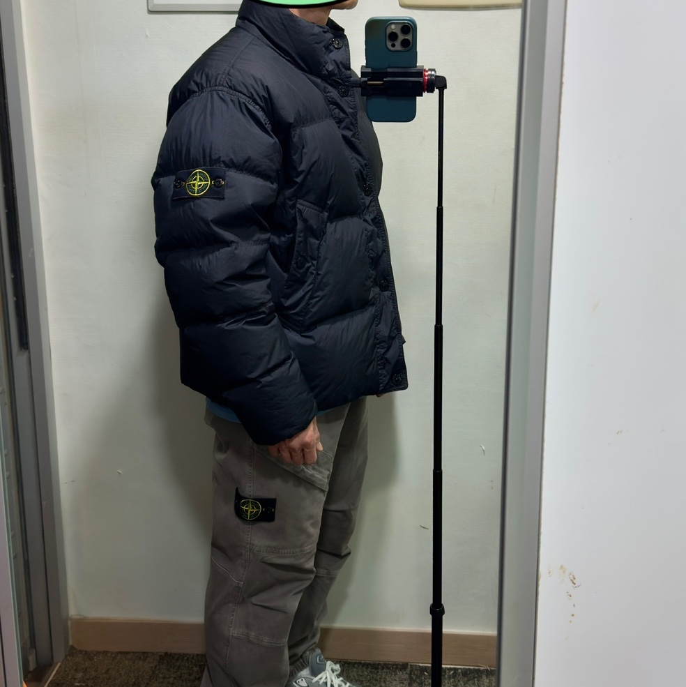 Stone Island 4100010 Crinkle Reps NY Recycled Nylon Down Jacket with Wind Resistant Black - 25FW, Stone Island 3100036 Stretch Organic Broken Twill Cotton Old Effect Loose Fit Jogger Trousers with Snap and Zip Pockets Cement - 25FW 착용 스타일 - 3