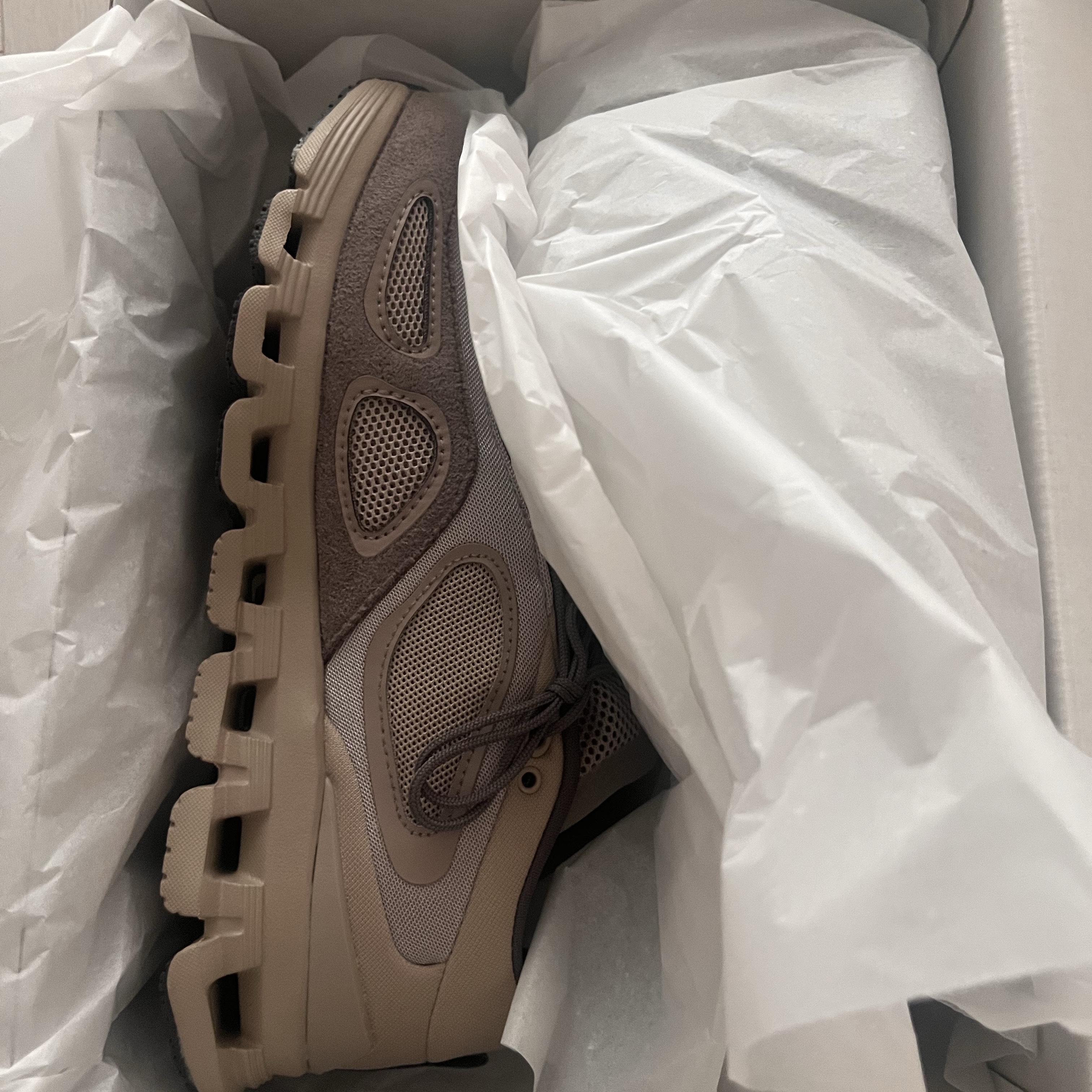 (W) On Running x FKA Twigs Cloud X 4 Desert 착용 스타일 - 3