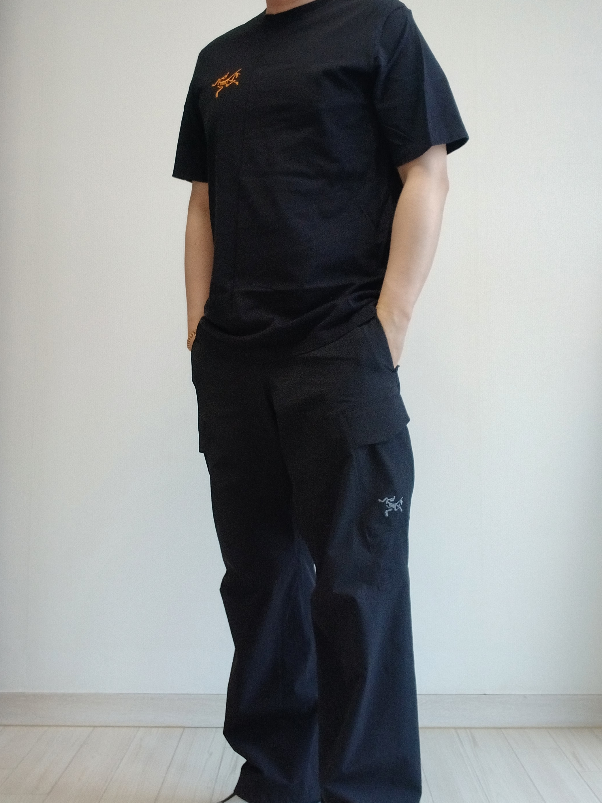 Arc'teryx Arc'Multi Bird Logo SS T-Shirt Black, Arc'teryx Rampart Pants Black 착용 스타일 - 10
