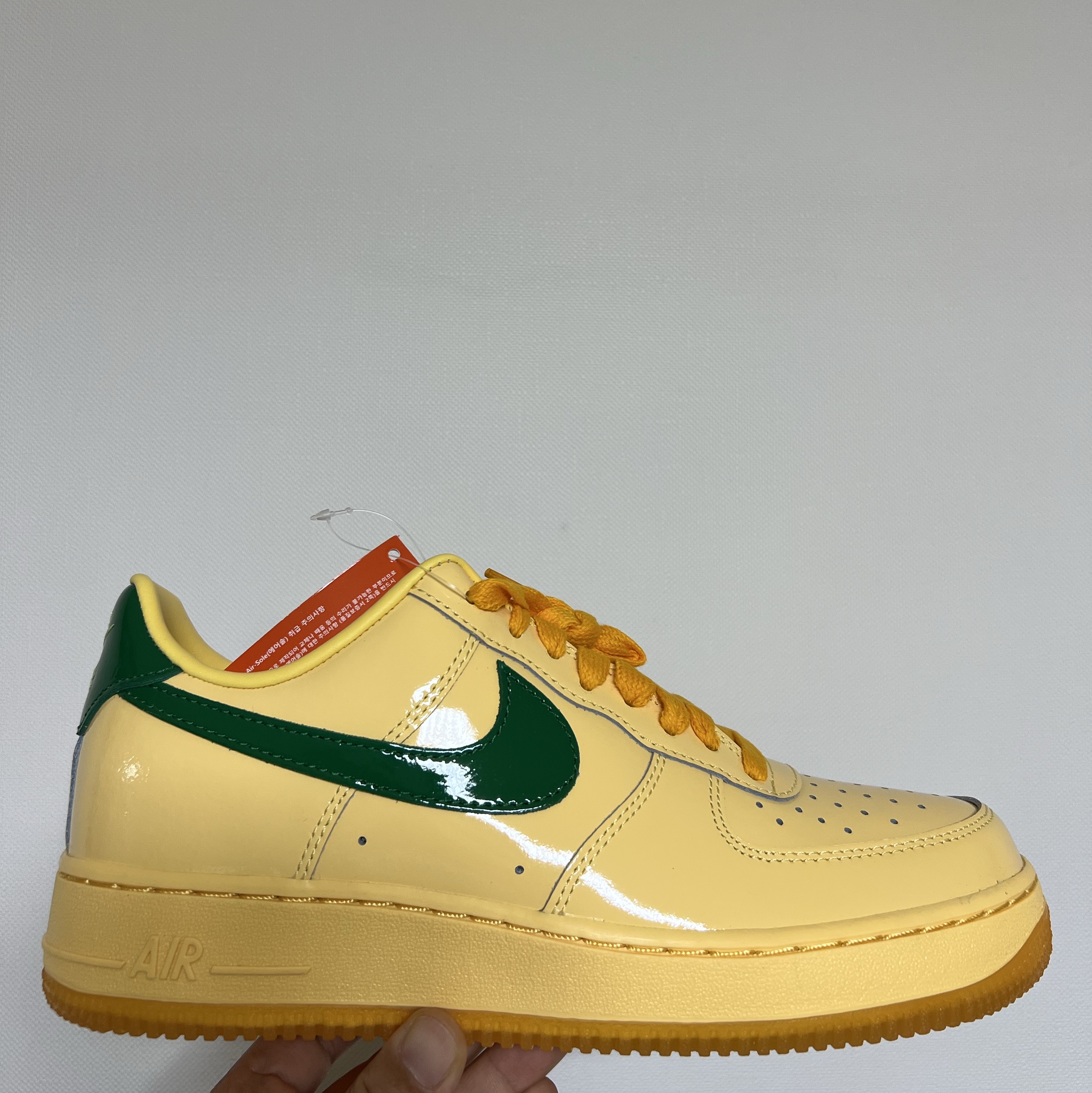 Nike Air Force 1 Low Topaz Gold and Light Laser Orange 착용 스타일 - 1