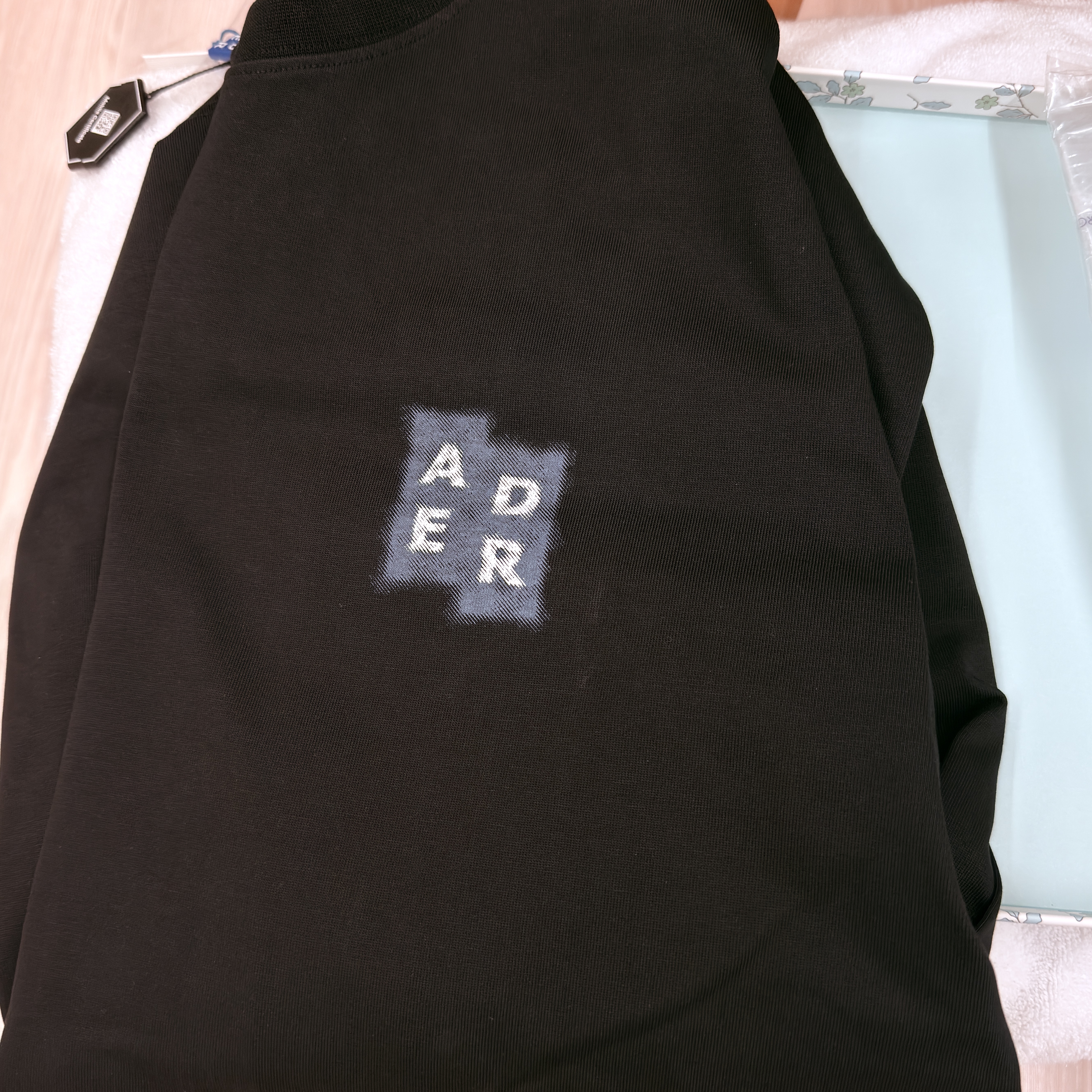 Ader Error Sig; TRS/BL Tag T-Shirt 04 Black 착용 스타일