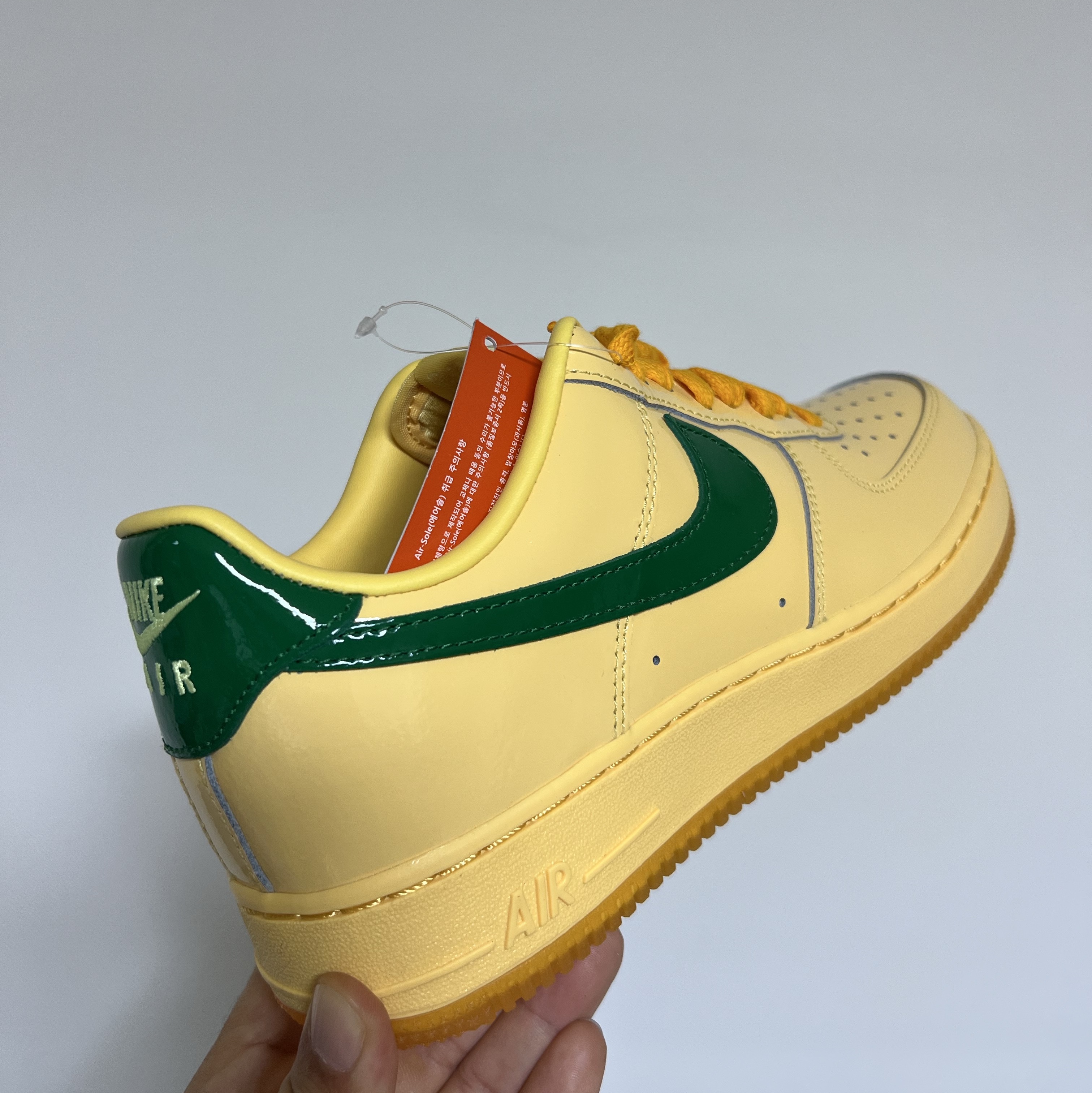 Nike Air Force 1 Low Topaz Gold and Light Laser Orange 착용 스타일 - 2