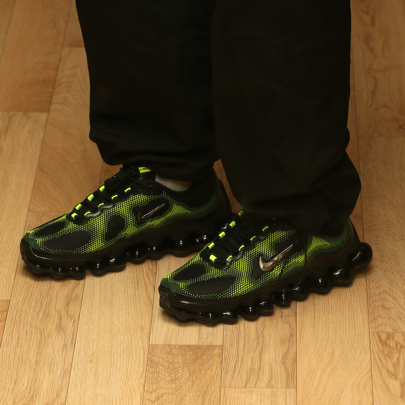Nike Air Liquid Max Radiant Green and Green Apple 착용 스타일 - 7
