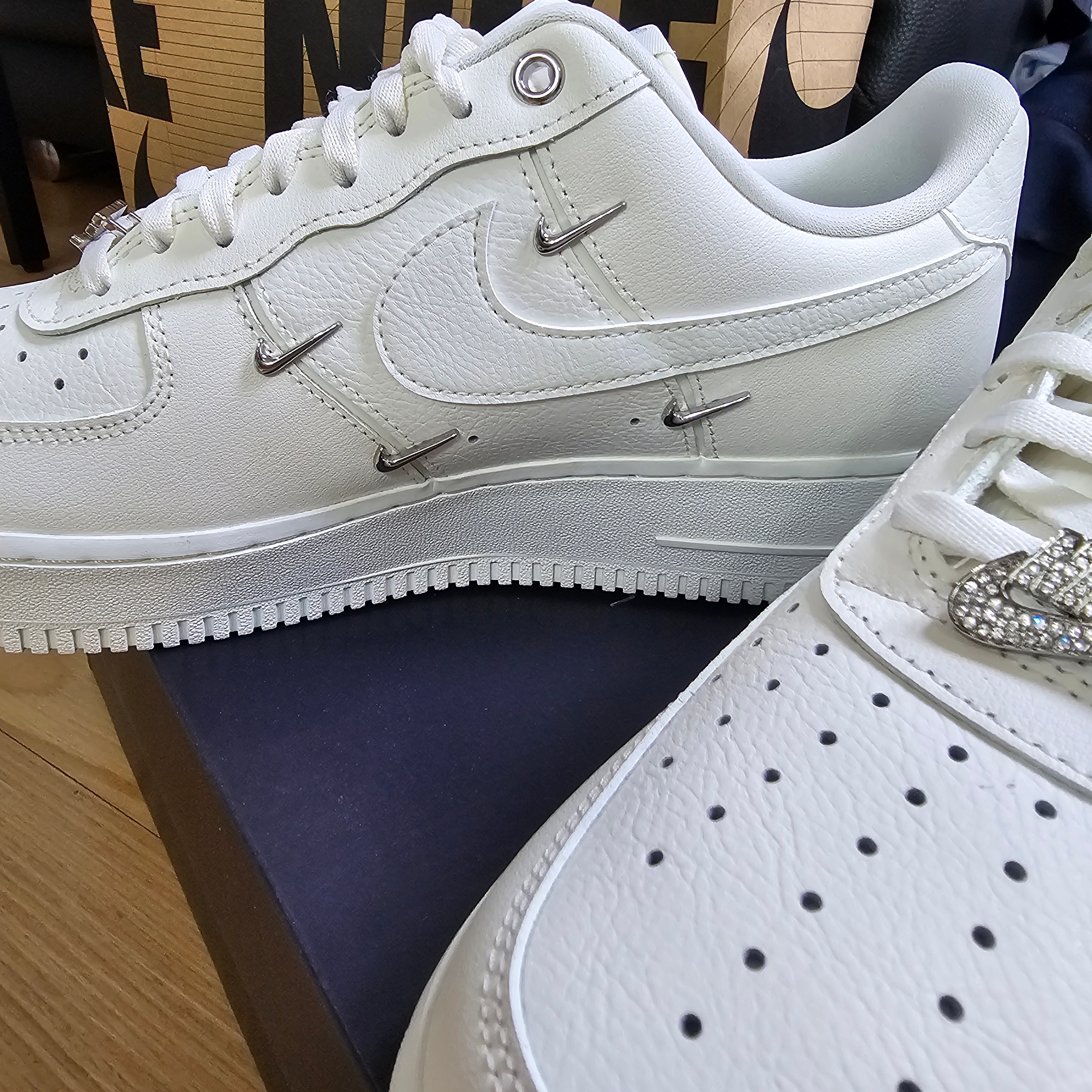 (W) Nike Air Force 1 '07 LV8 Sail Metallic Silver 착용 스타일 - 6