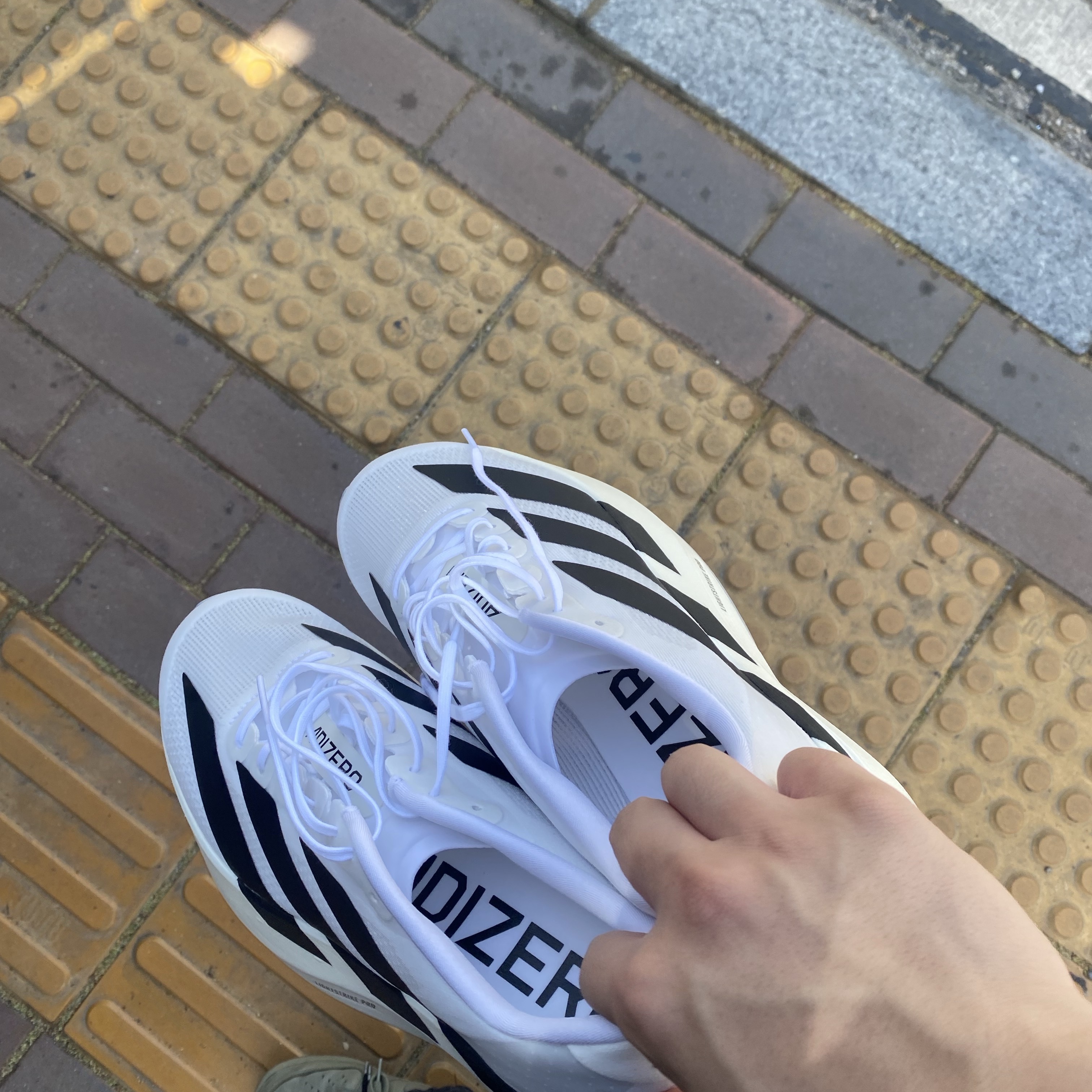 Adidas Adizero EVO SL Cloud White Core Black 착용 스타일