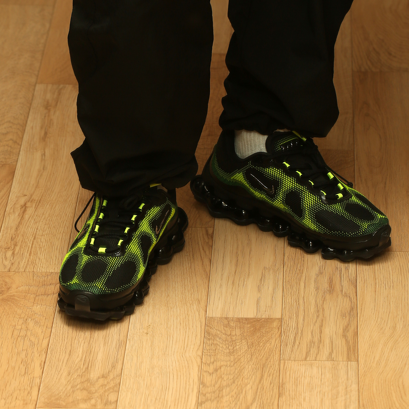Nike Air Liquid Max Radiant Green and Green Apple 착용 스타일 - 5